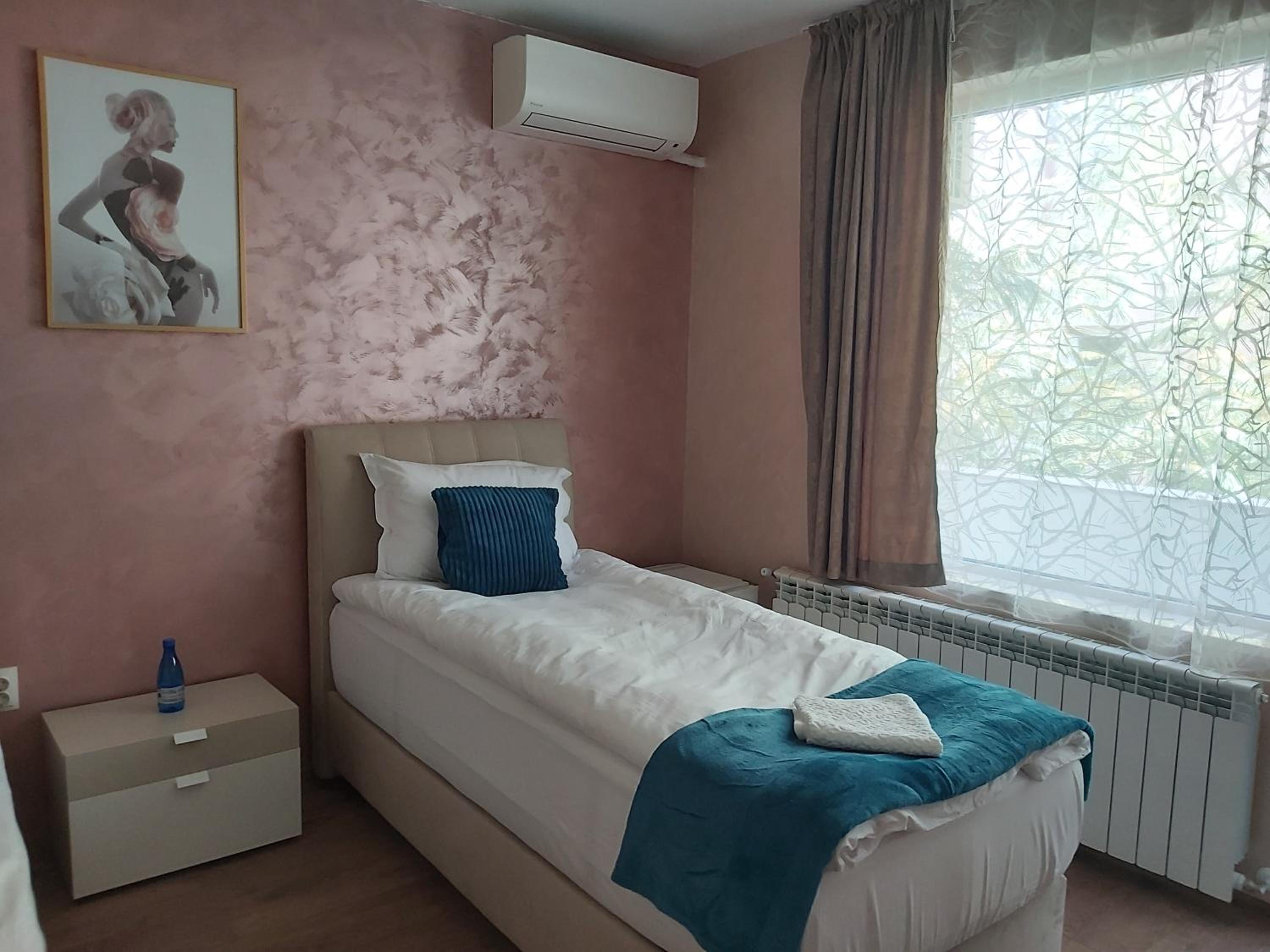 Twin Room with Private Bathroom - Photo 1