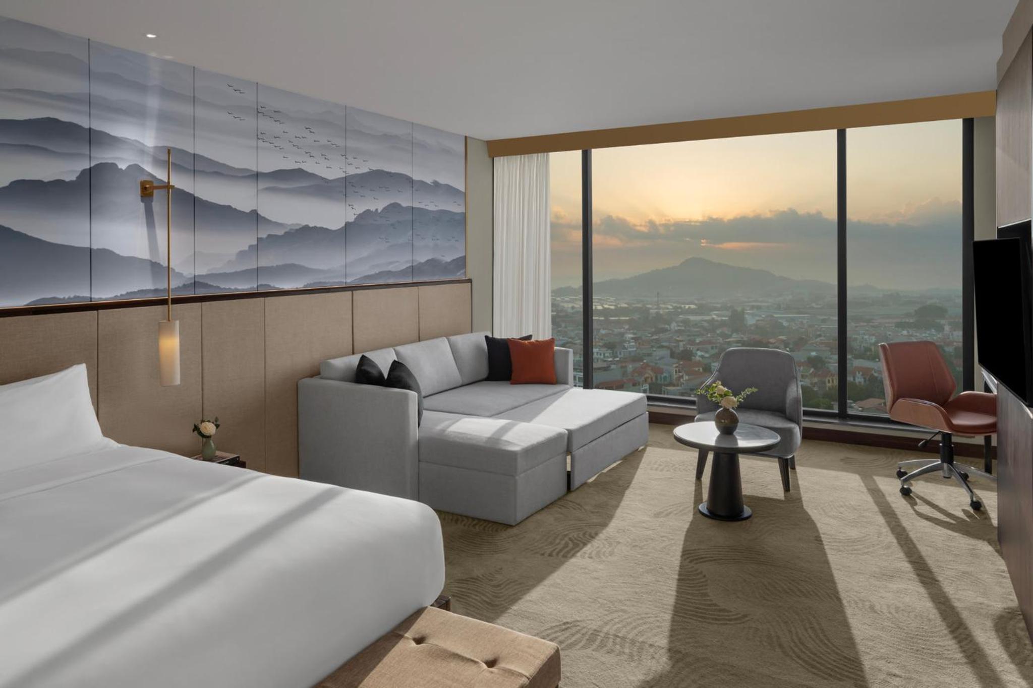 Premium King Room with Club Access - Photo 8