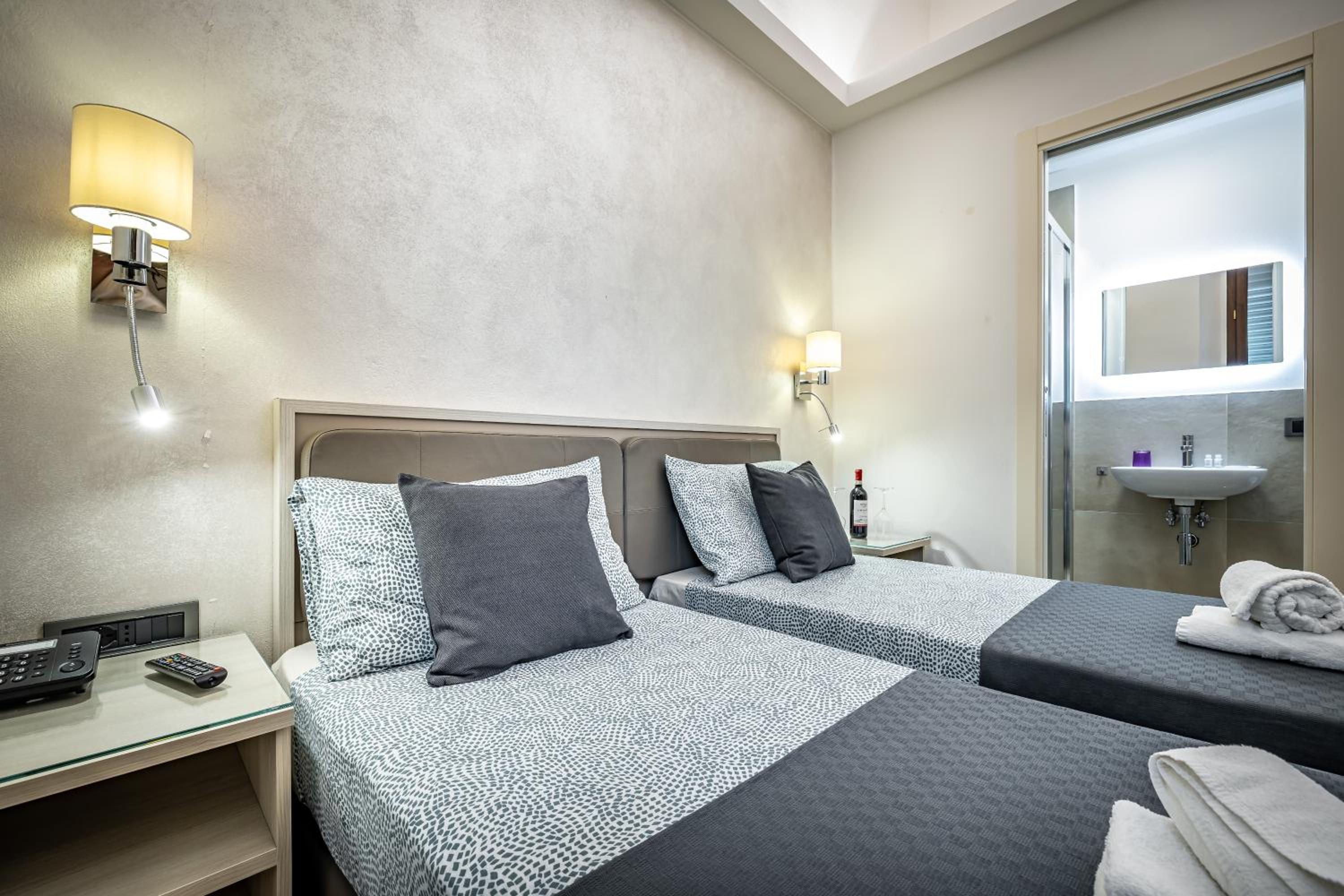 Standard Double Room photo 3