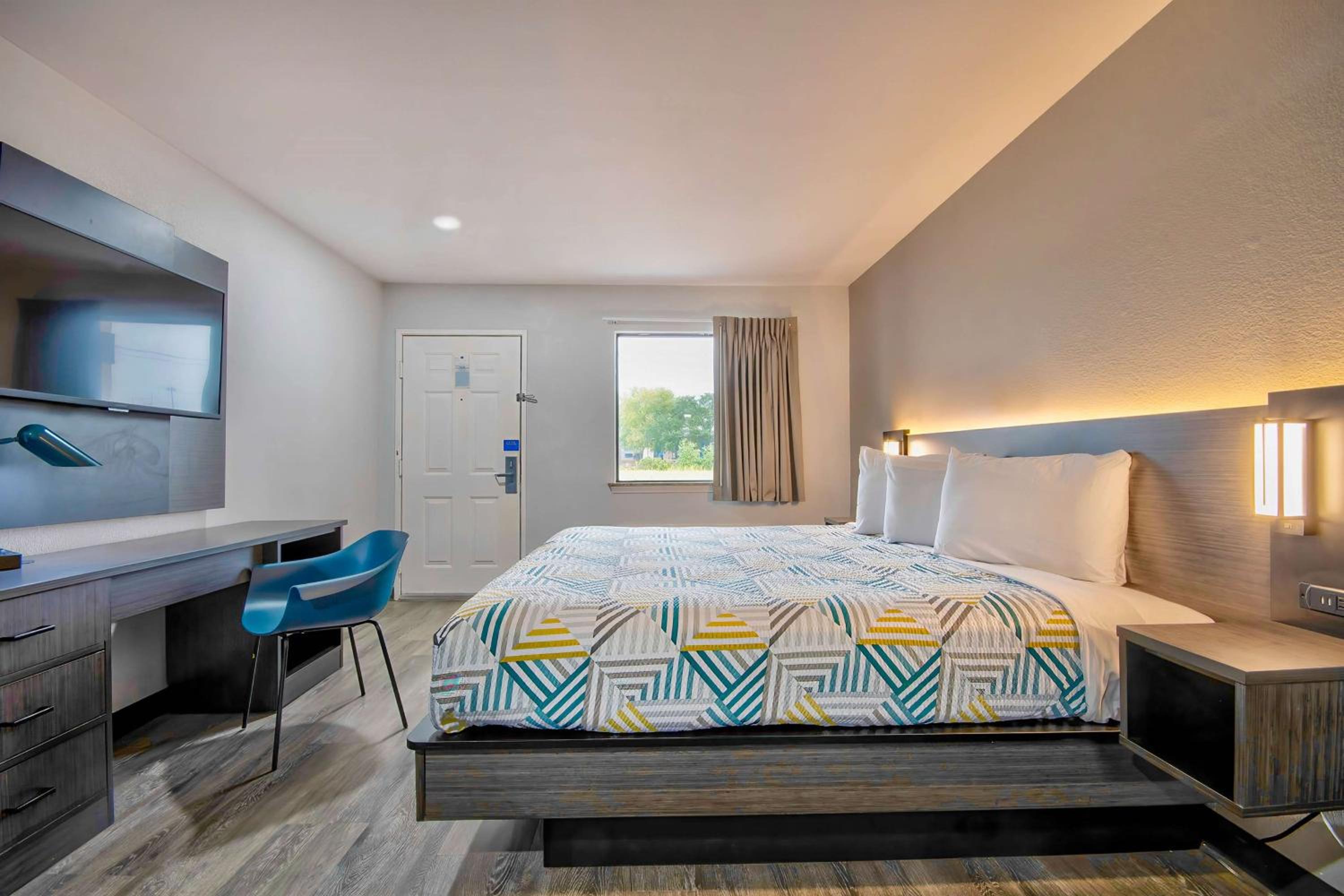 King Room - Non-Smoking - Photo 1