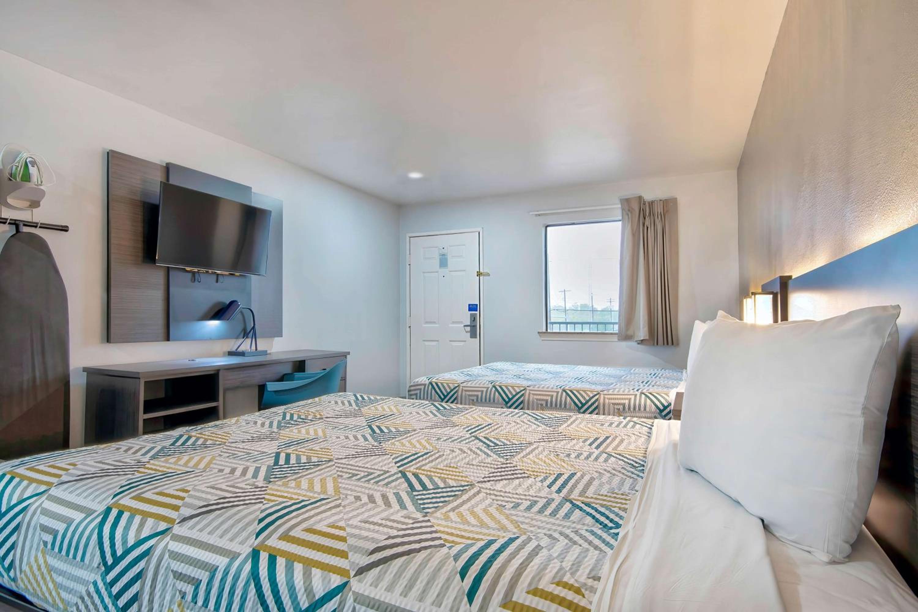 Queen Room with Two Queen Beds - Non-Smoking - Photo 2