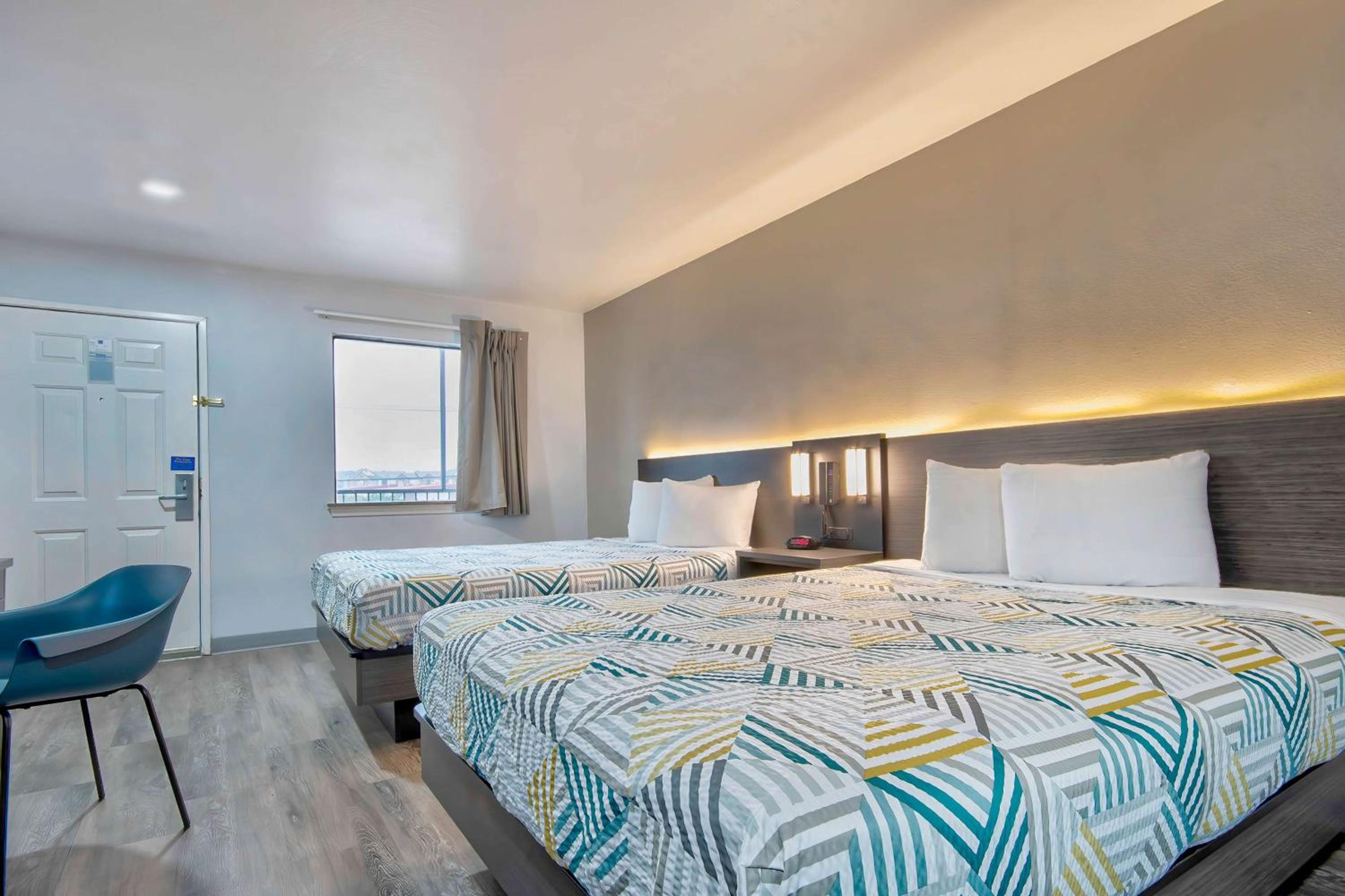 Queen Room with Two Queen Beds - Non-Smoking - Photo 4