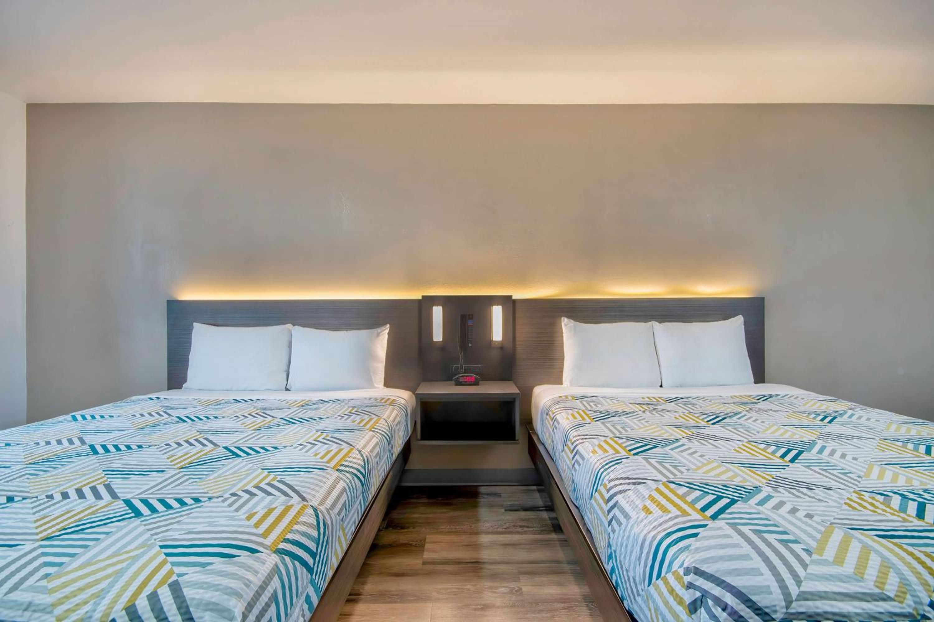 Queen Room with Two Queen Beds - Non-Smoking - Photo 7