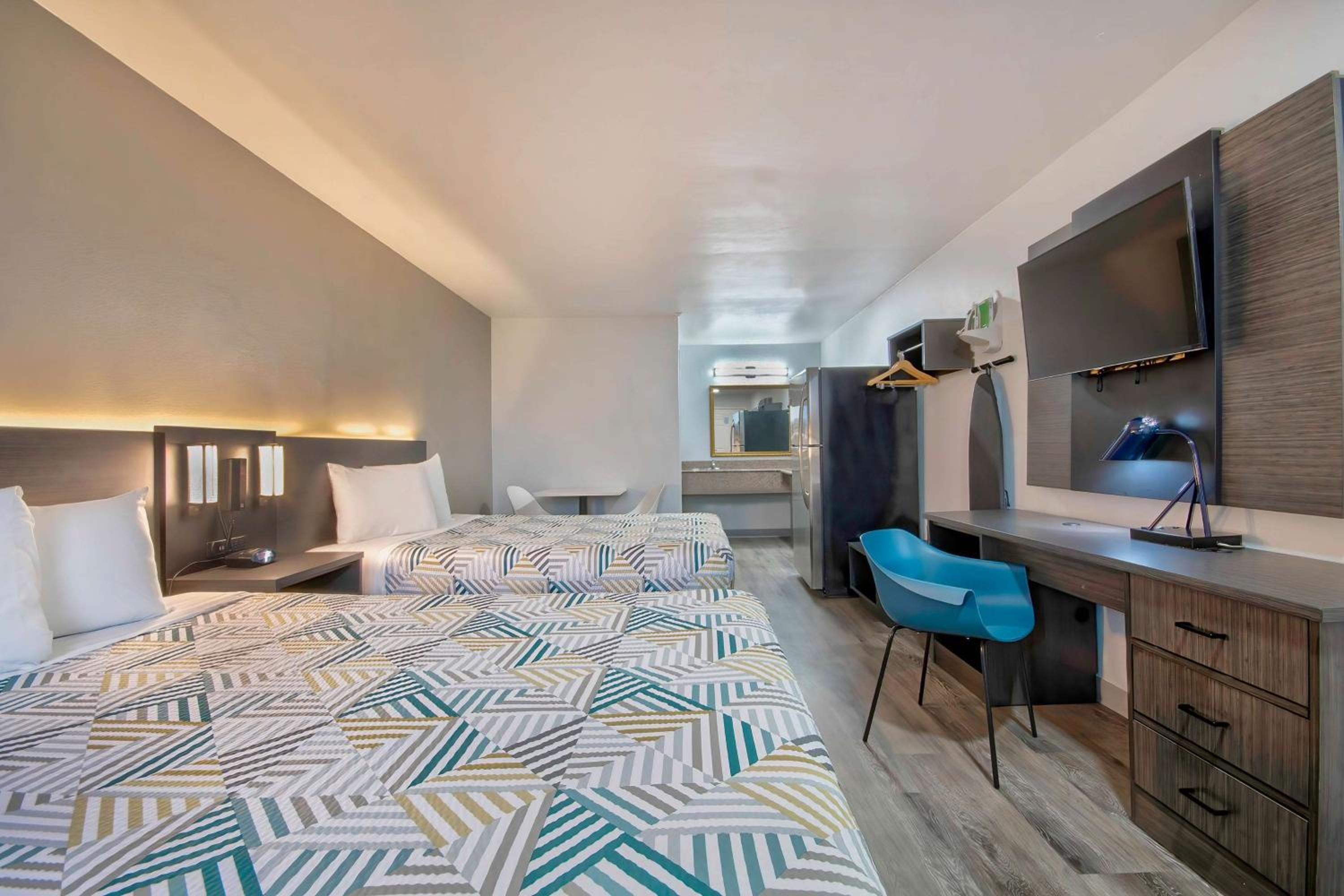 Queen Room with Two Queen Beds - Non-Smoking - Photo 5