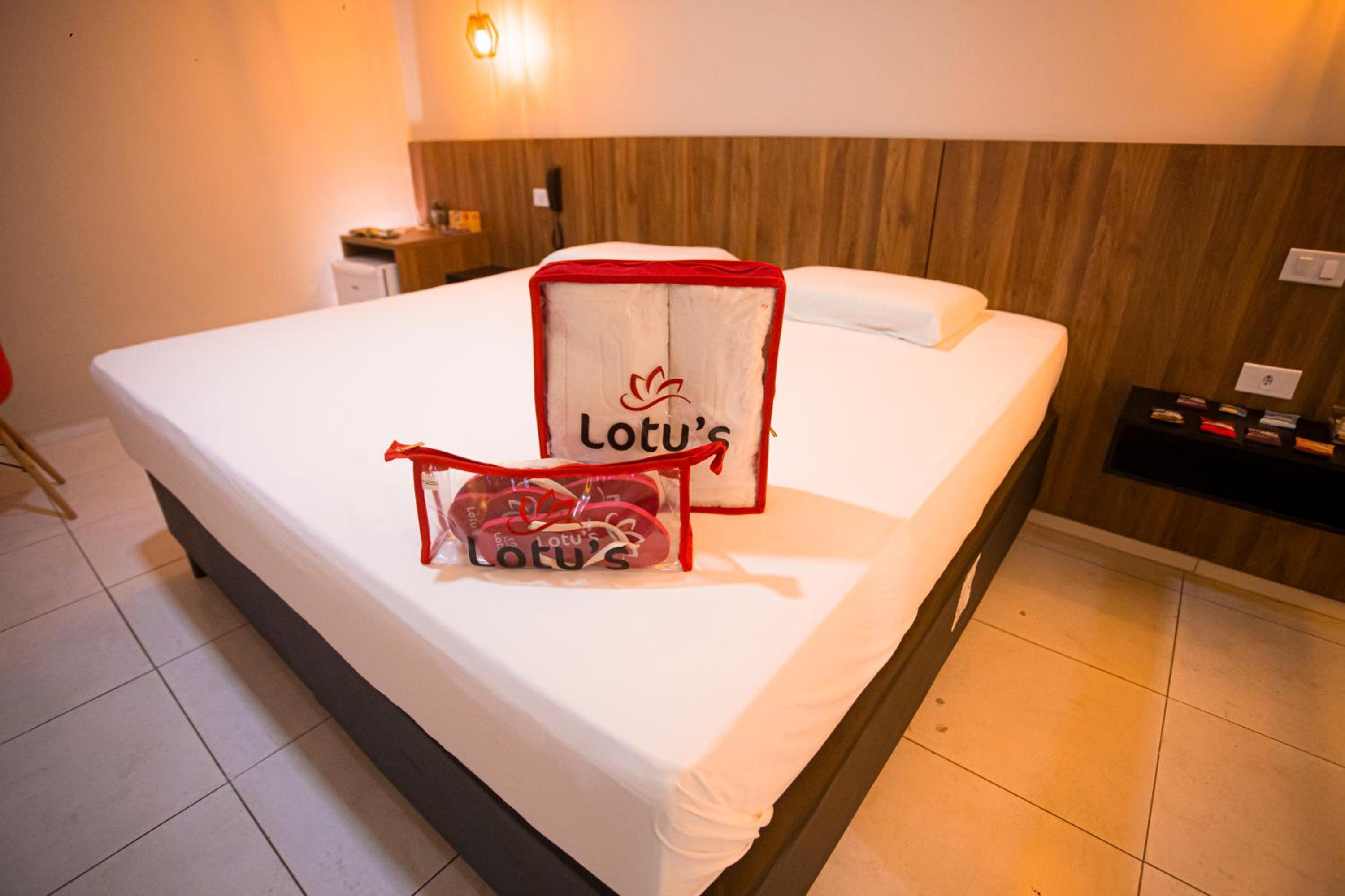 Deluxe King Room - Photo 2