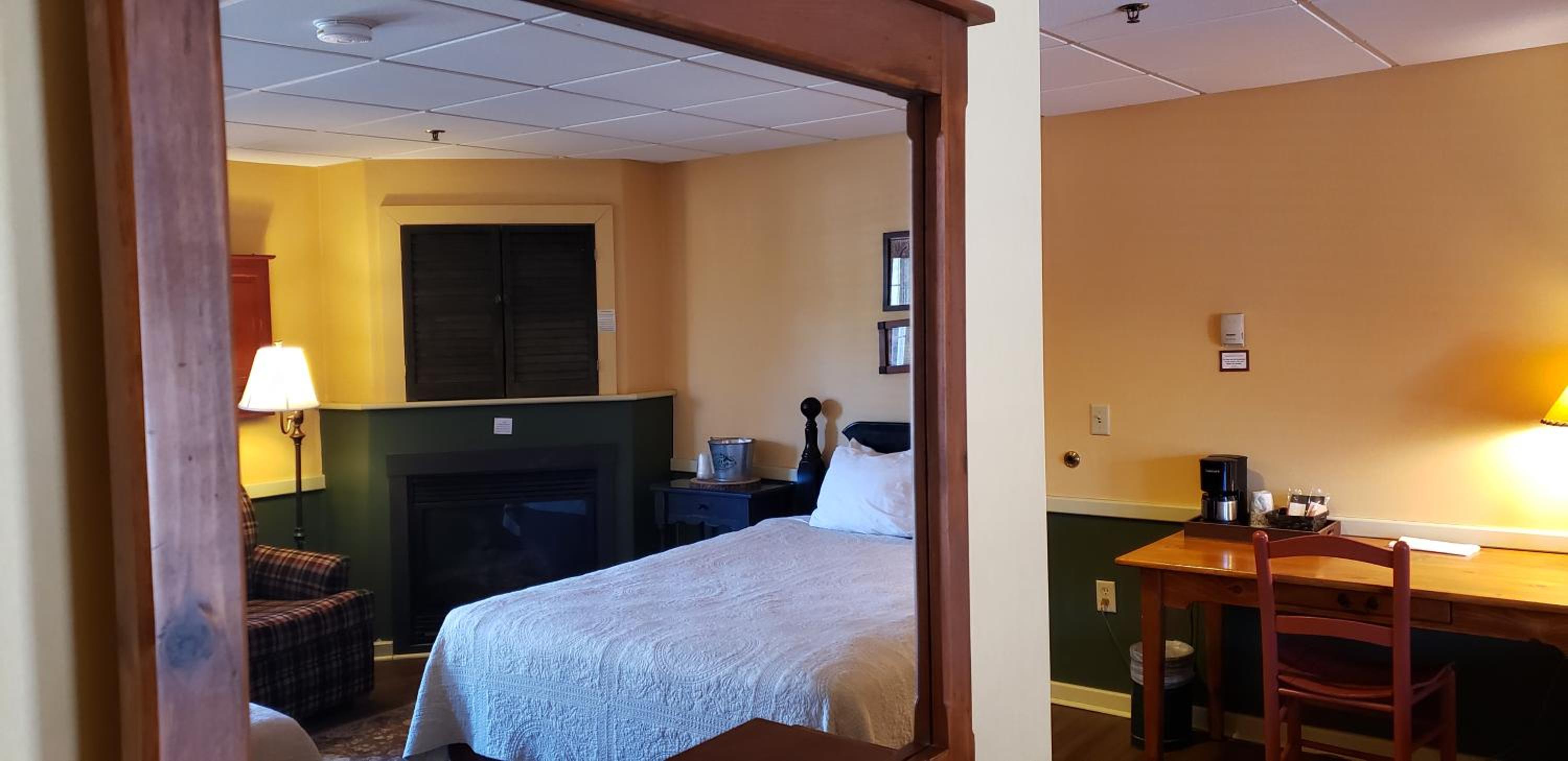 Deluxe Queen Room with Two Queen Beds photo 2