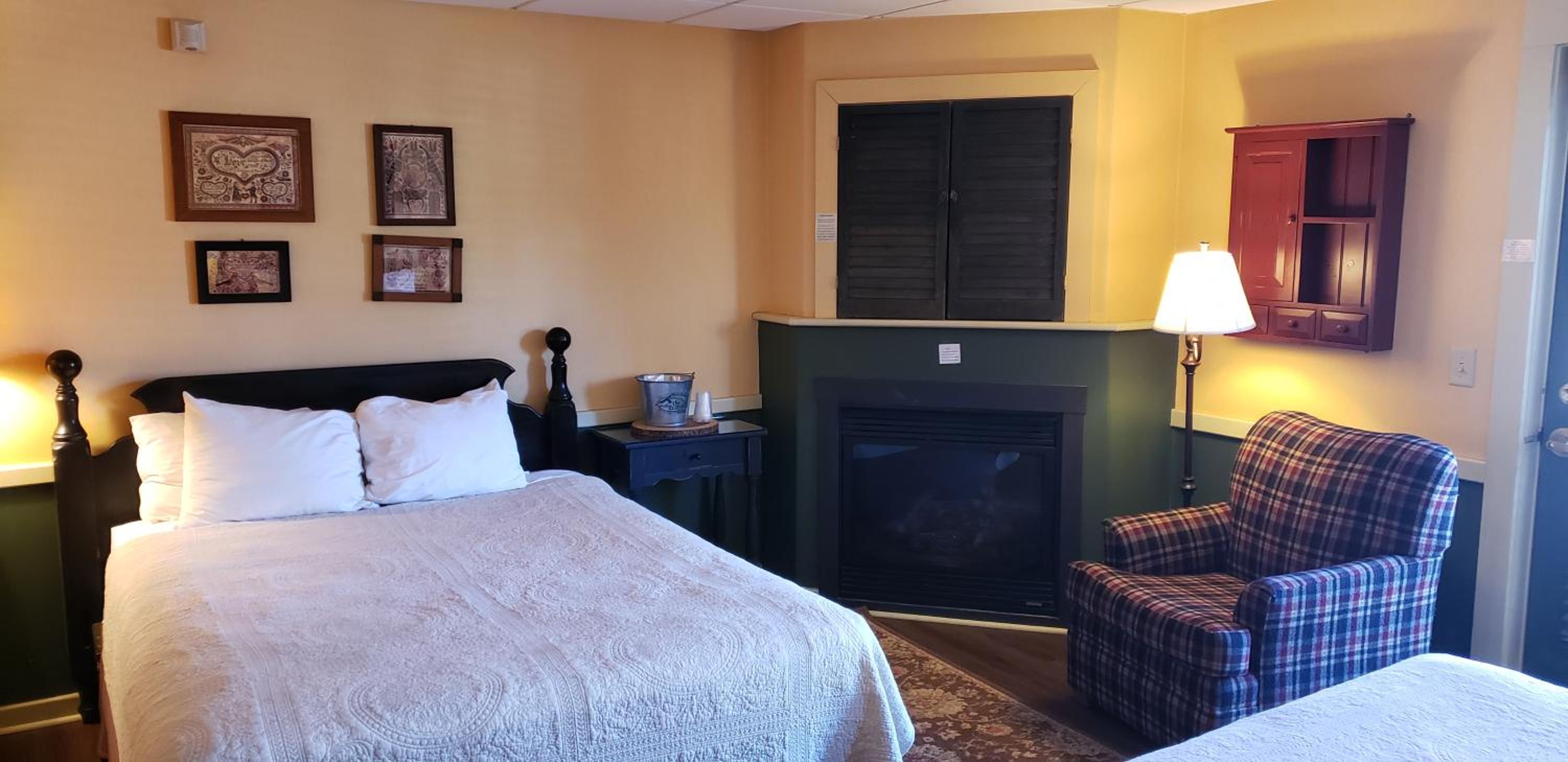 Deluxe Queen Room with Two Queen Beds photo 3