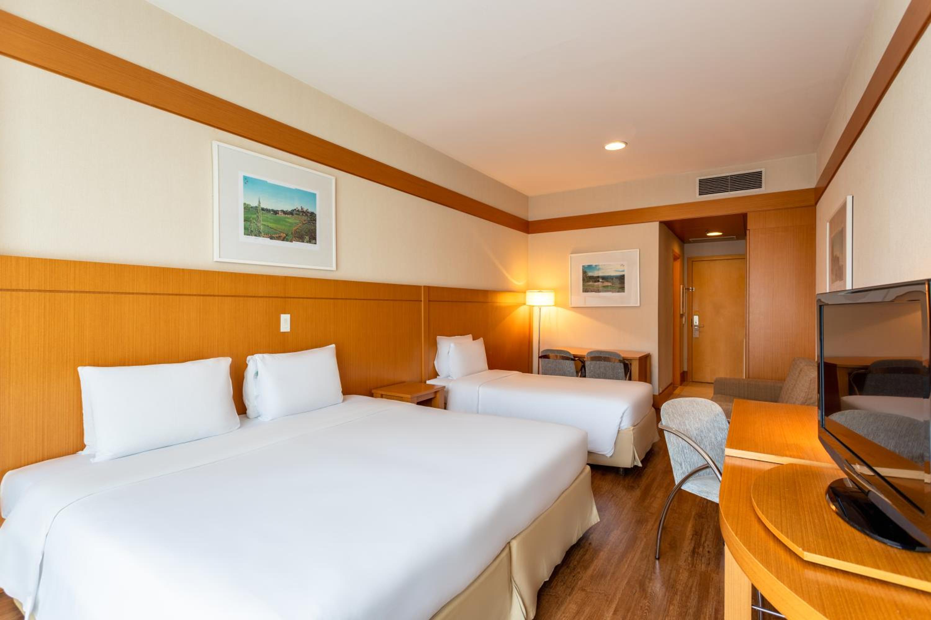 Superior 1 Queen, 1 Twin Bed, Non Smoking photo 1