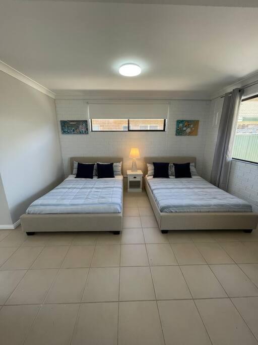 Five-Bedroom House photo 2