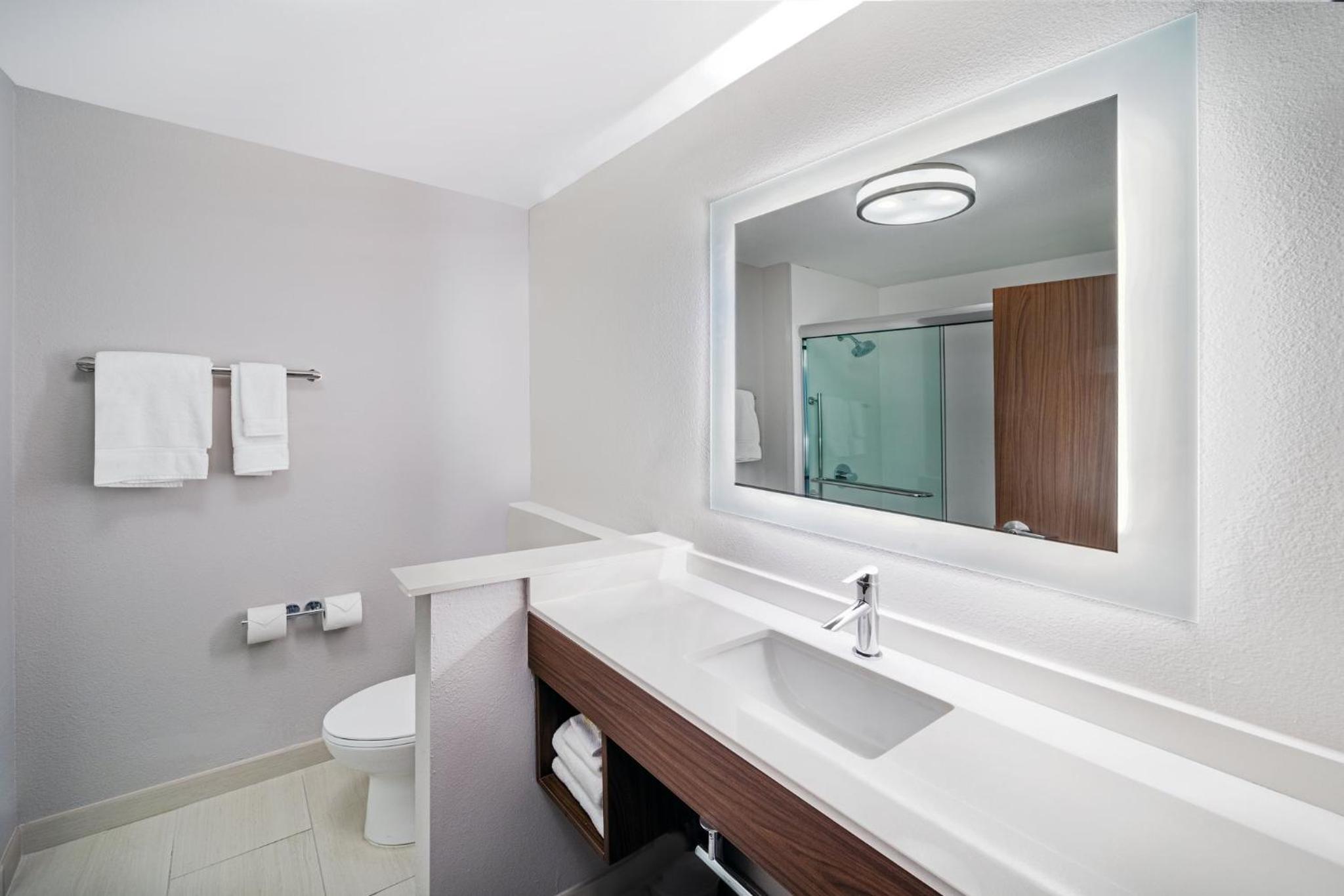Standard King Room - Photo 6