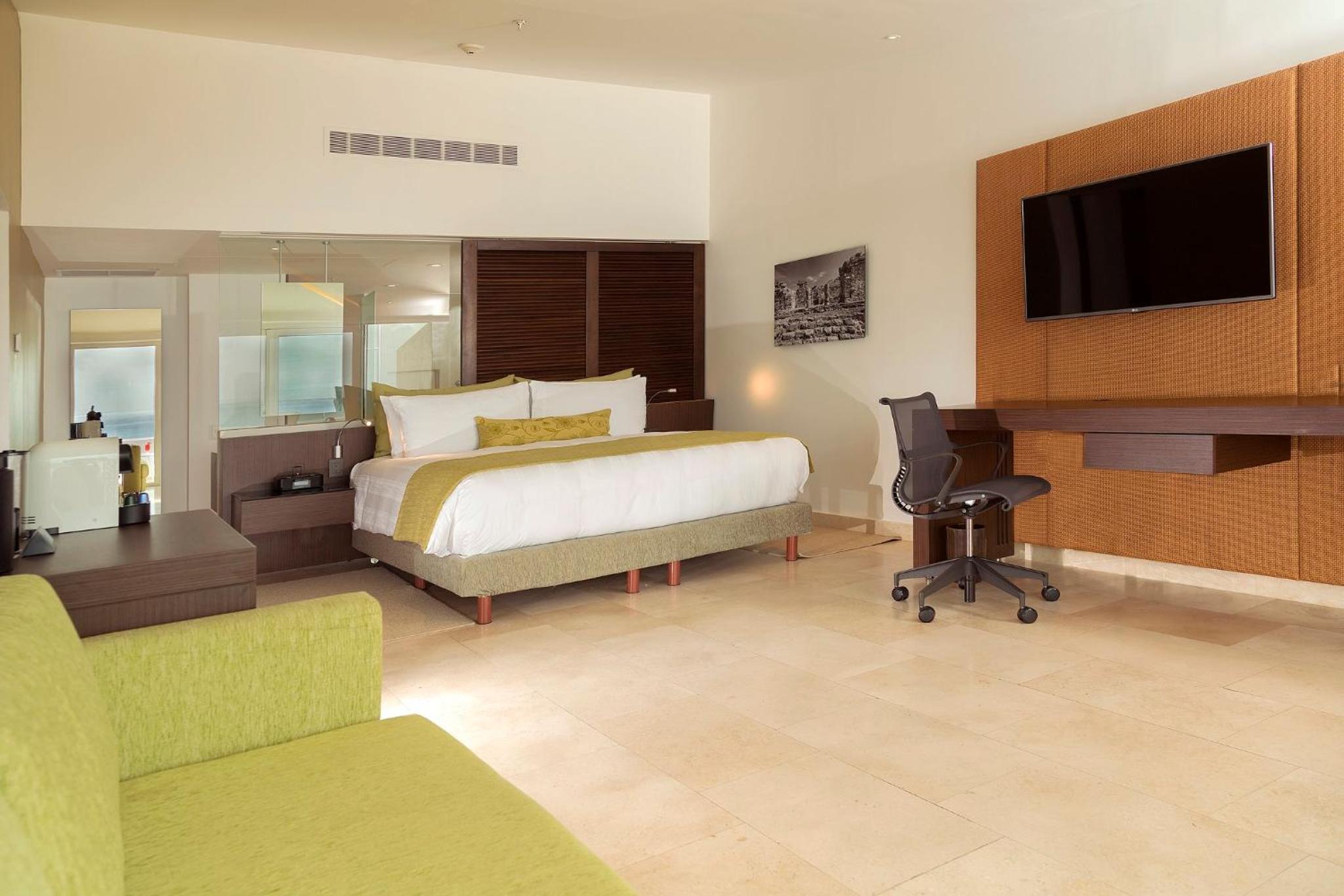 Classic Queen Room with Two Queen Beds and Ocean View