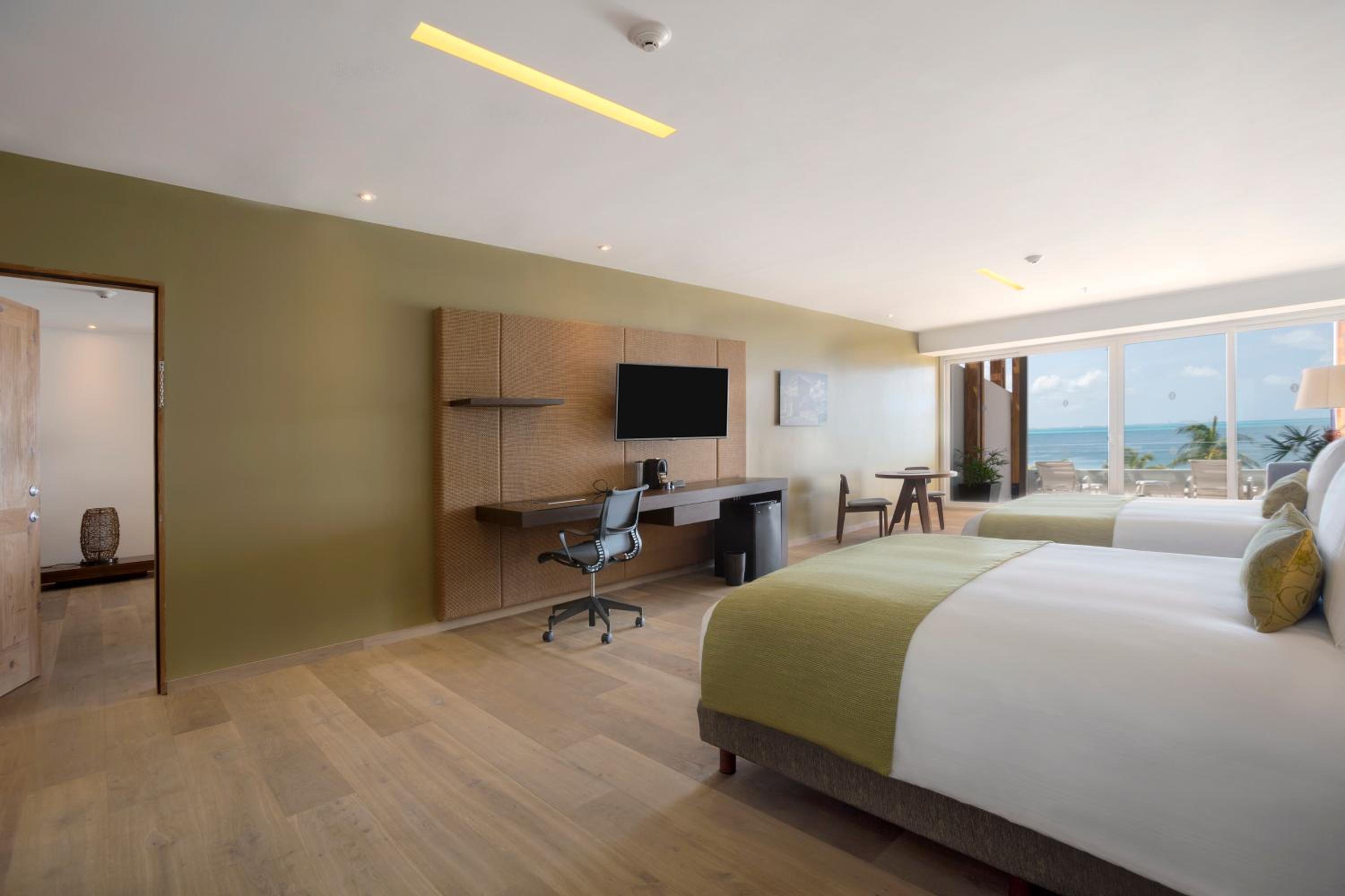 Club Queen Room with Two Queen Beds and Ocean view thumbnail 5