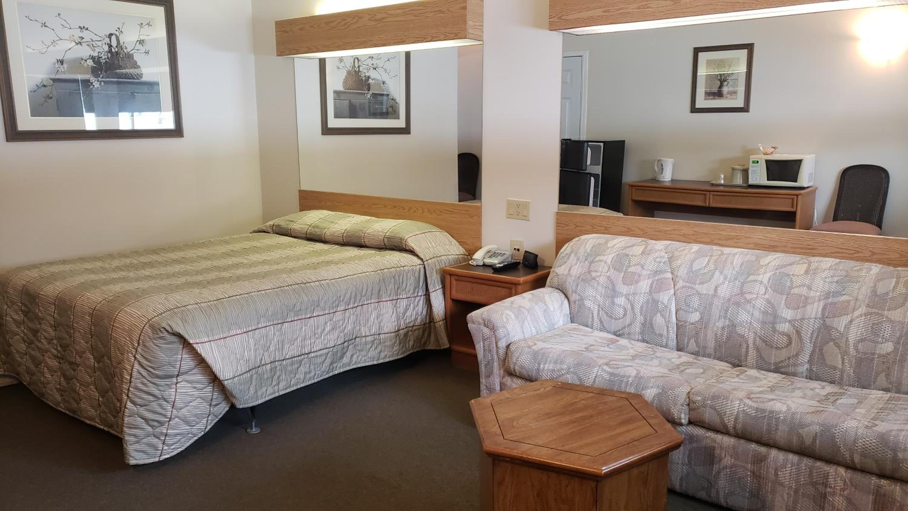 Deluxe Queen Suite - Photo 4