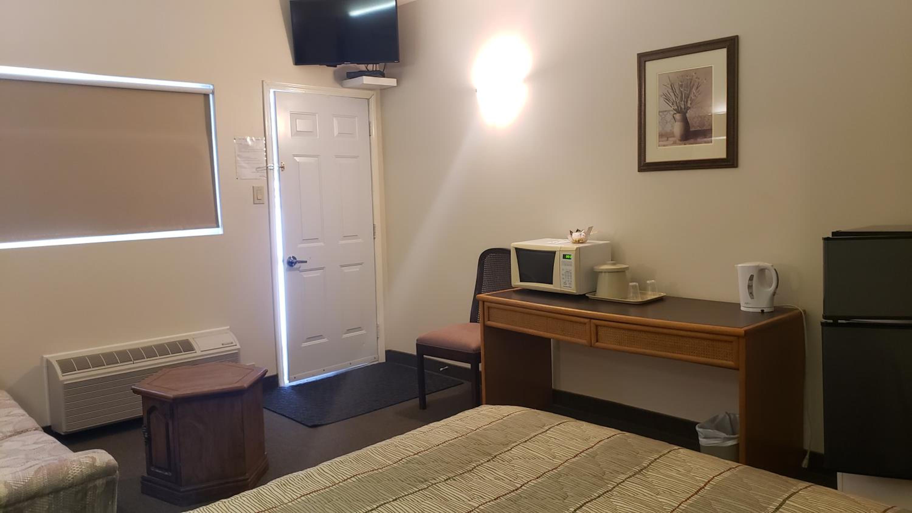 Deluxe Queen Suite - Photo 5