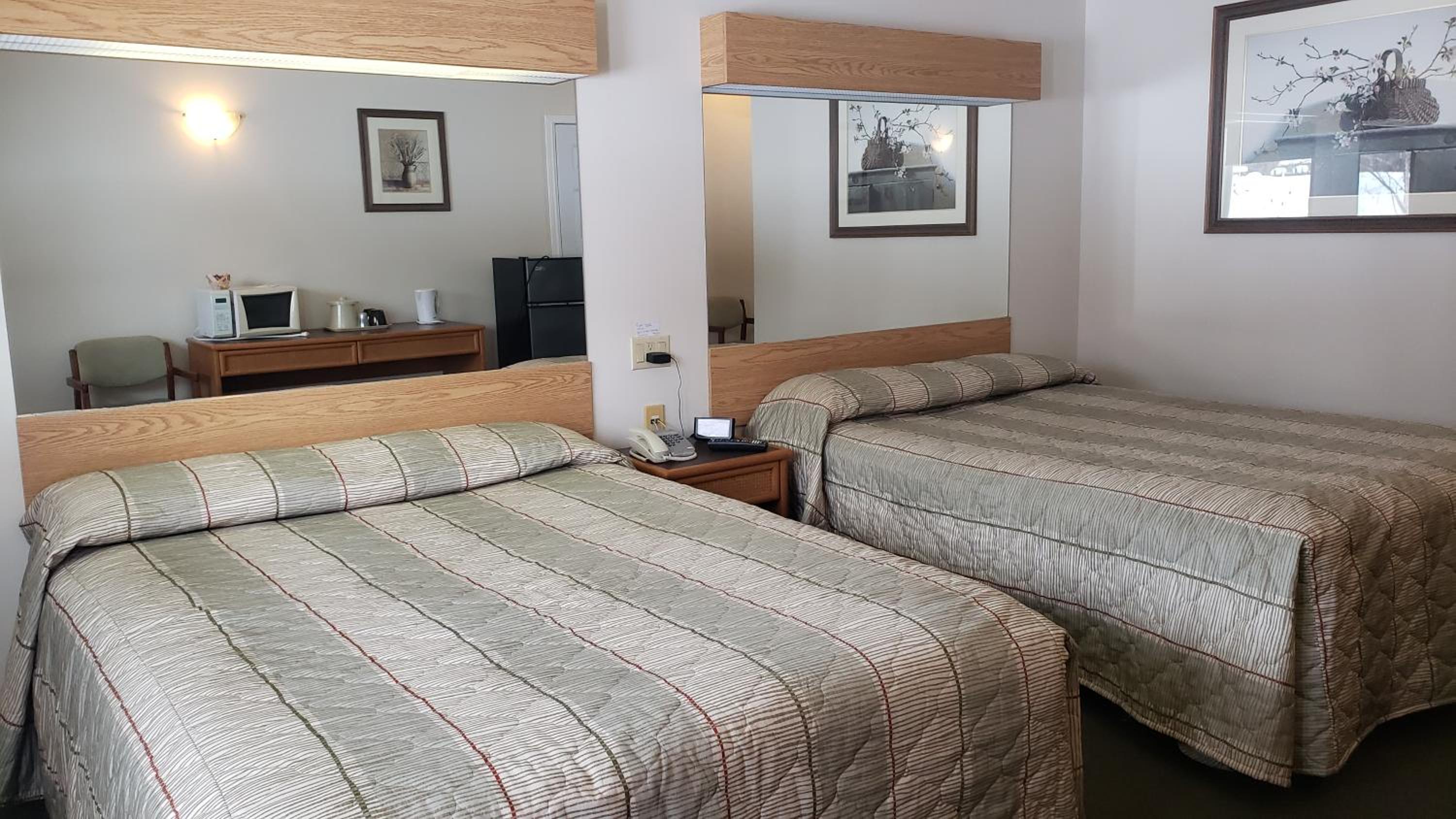 Deluxe Queen Room with Two Queen Beds - Photo 6