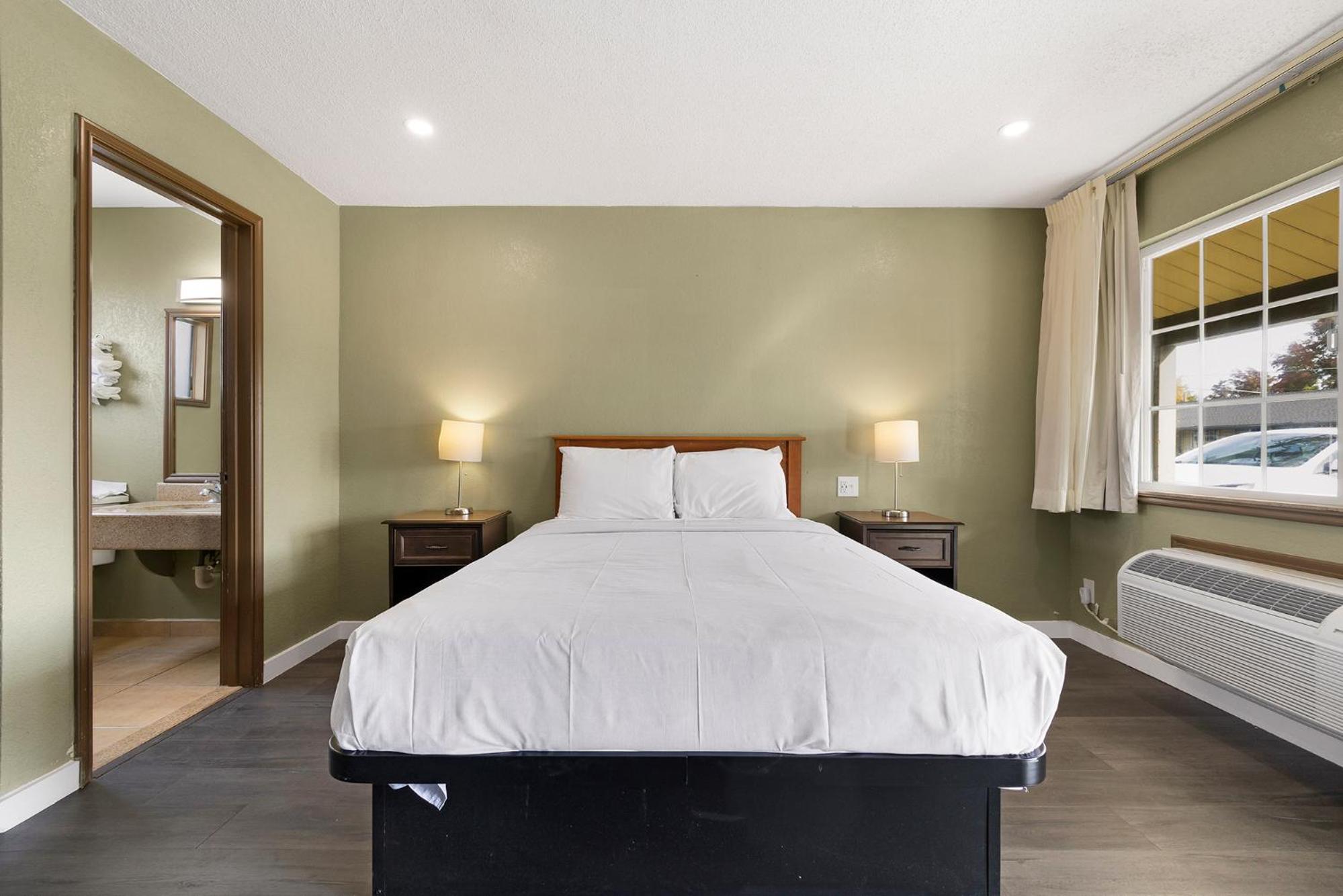 Queen Room photo 1