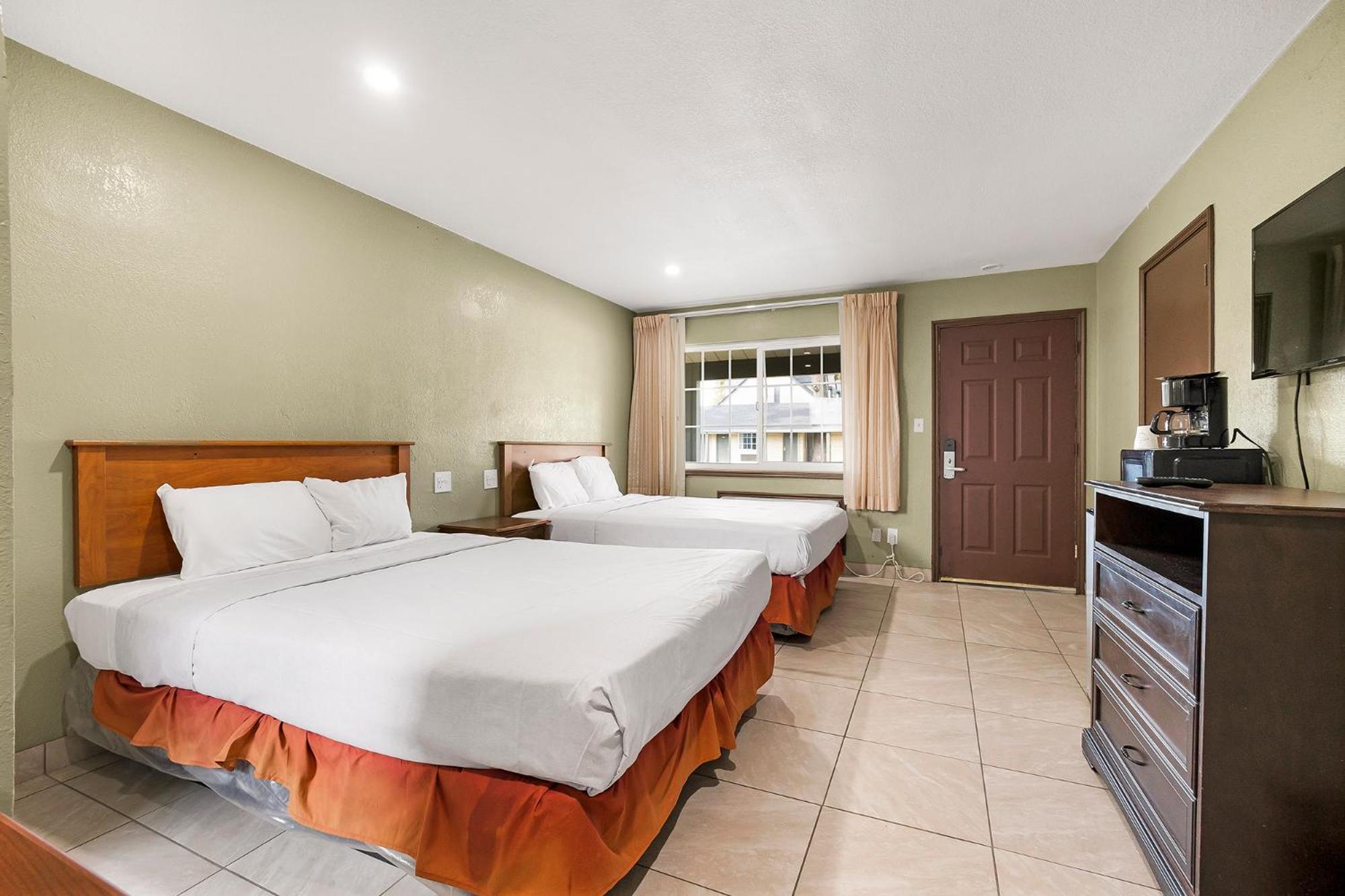 Double Room with Two Double Beds photo 2