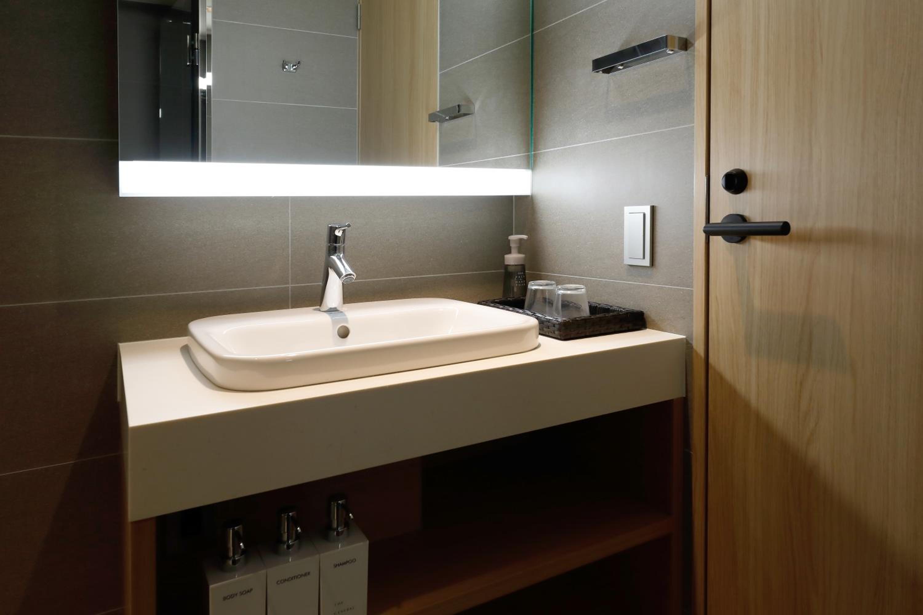 Standard King Room - Photo 10