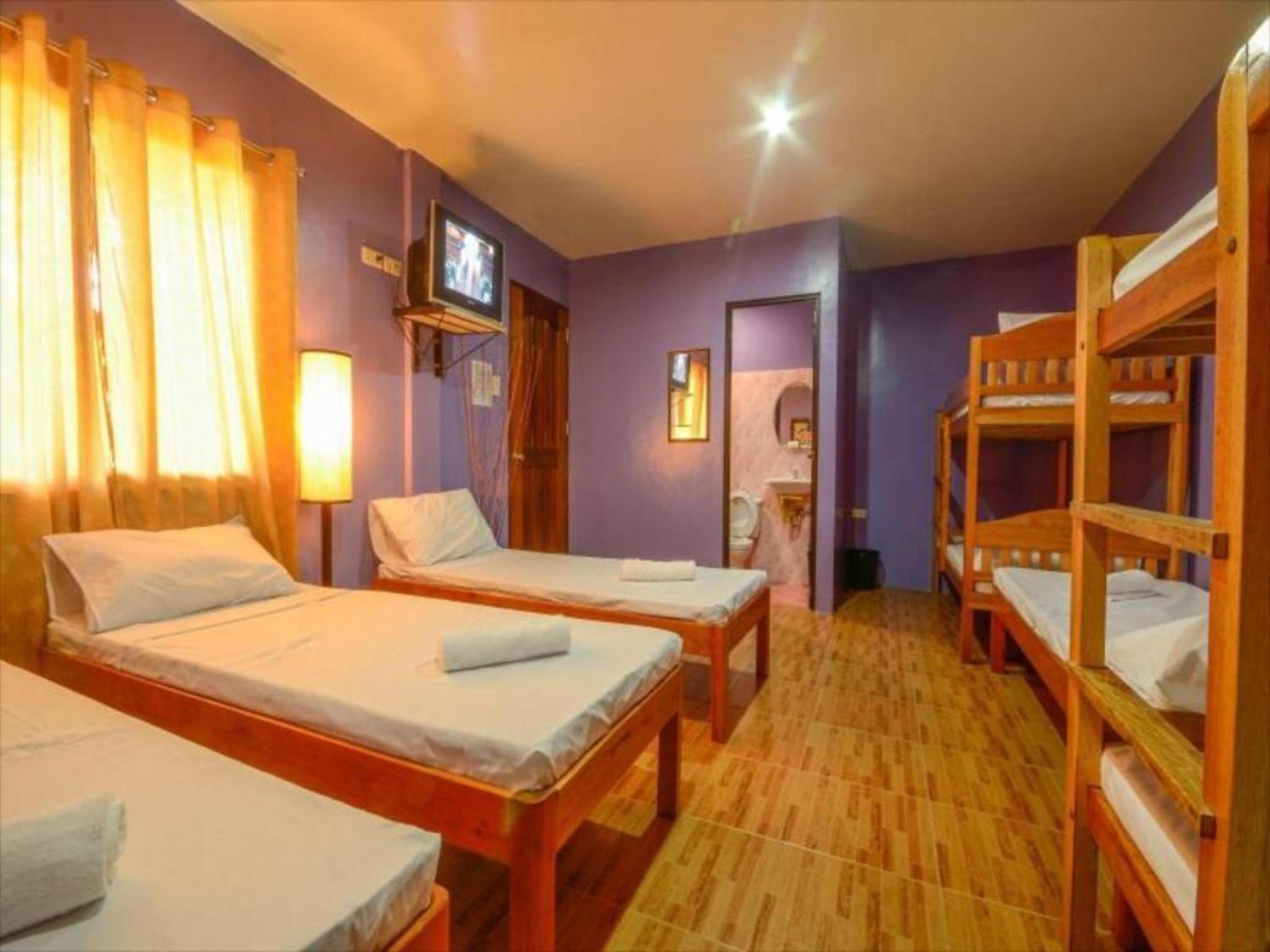 8-Bed Mixed Dormitory Room photo 3
