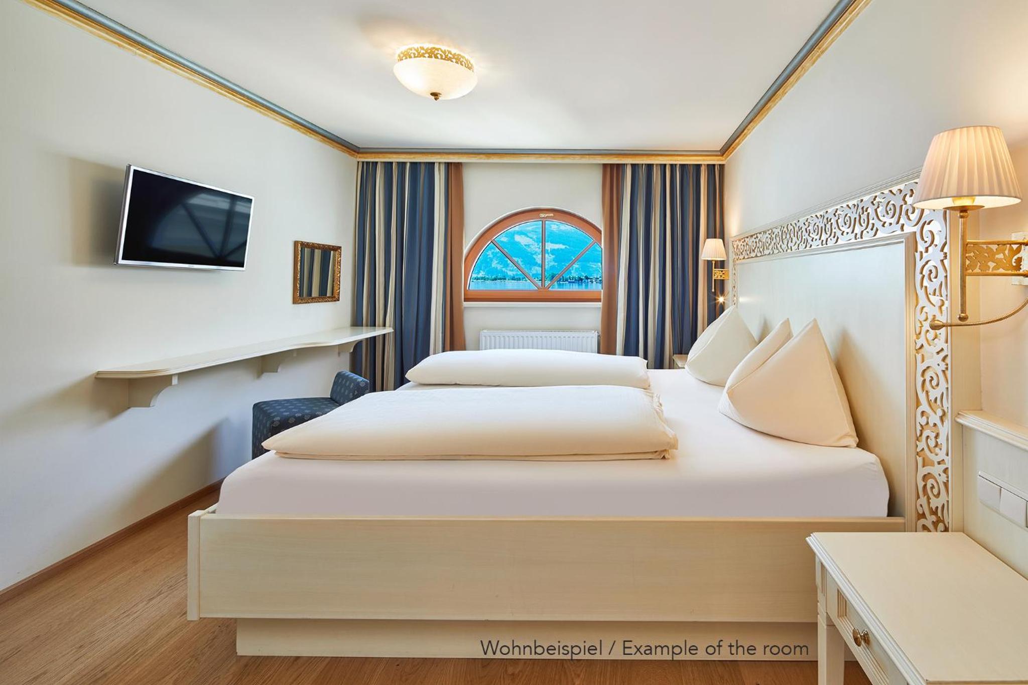 Superior Suite with Lake View - Photo 2