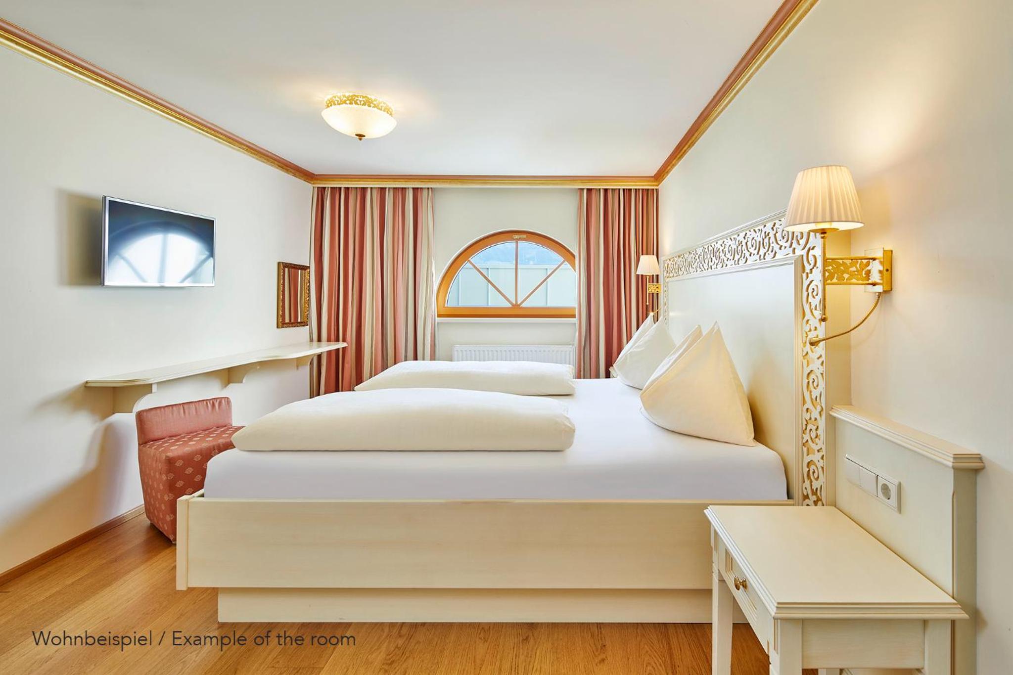 Superior Suite with Lake View - Photo 5