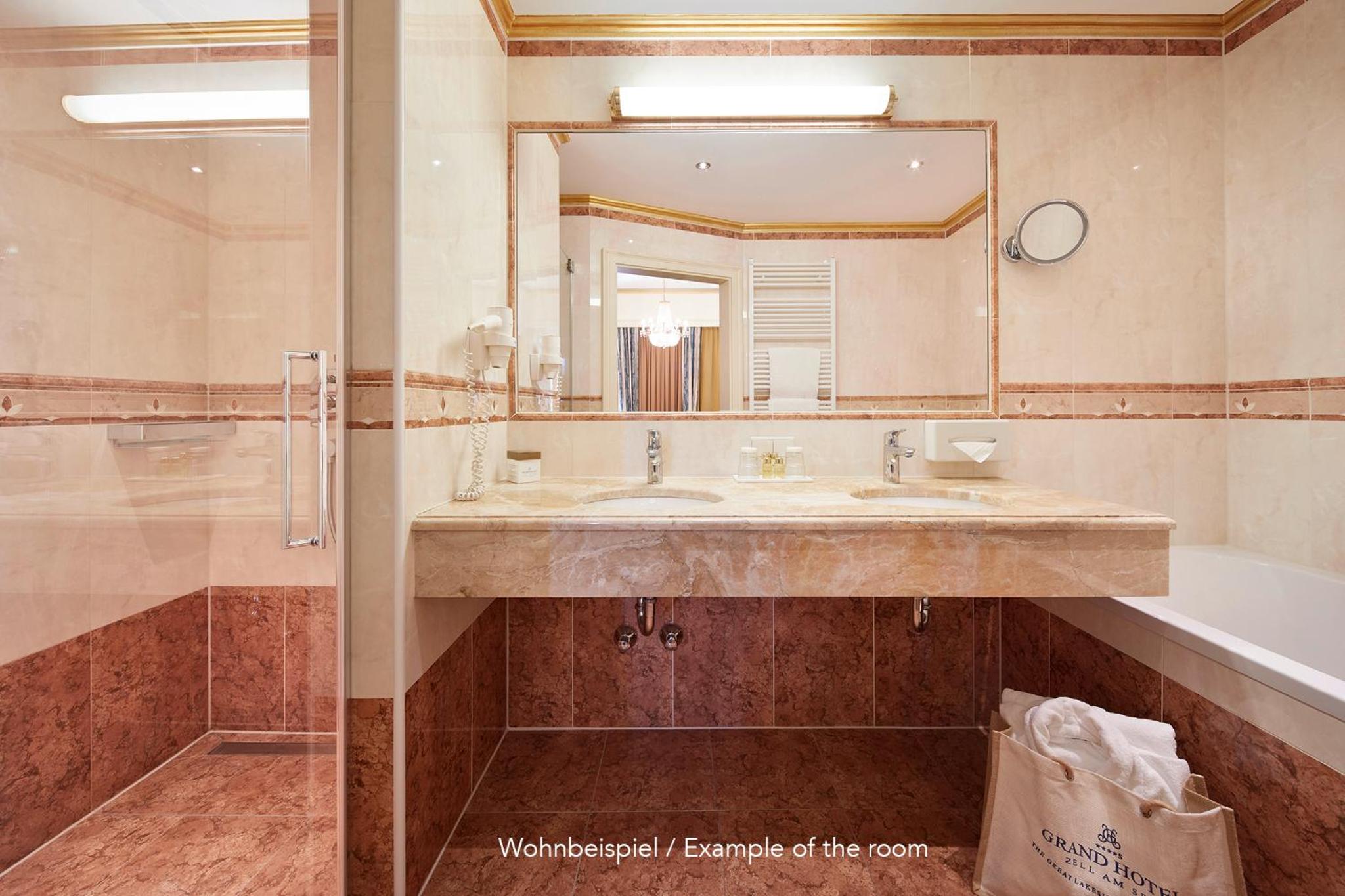 Superior Suite with Lake View - Photo 8