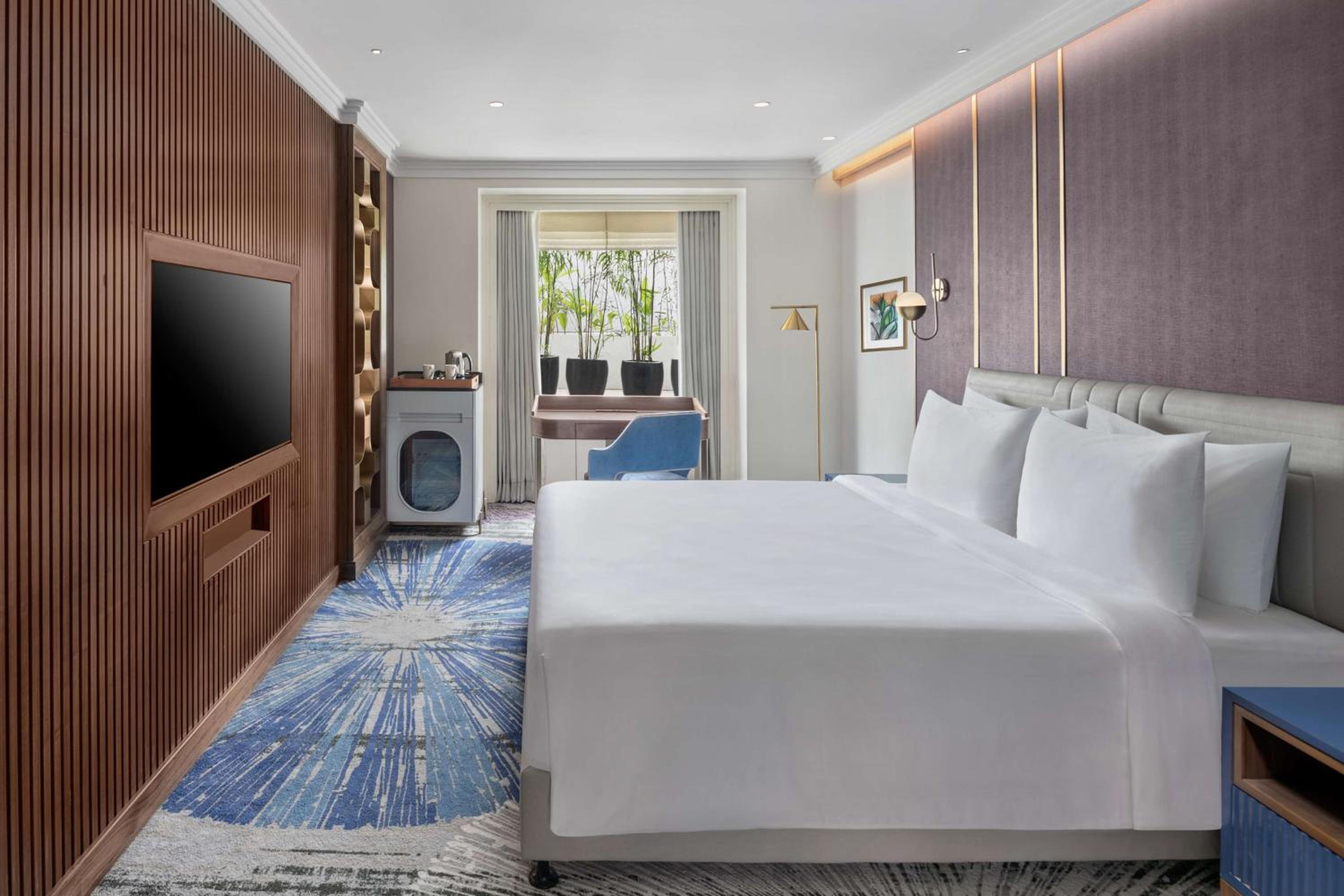 Executive Suite with Airport Transfers and Club Lounge access