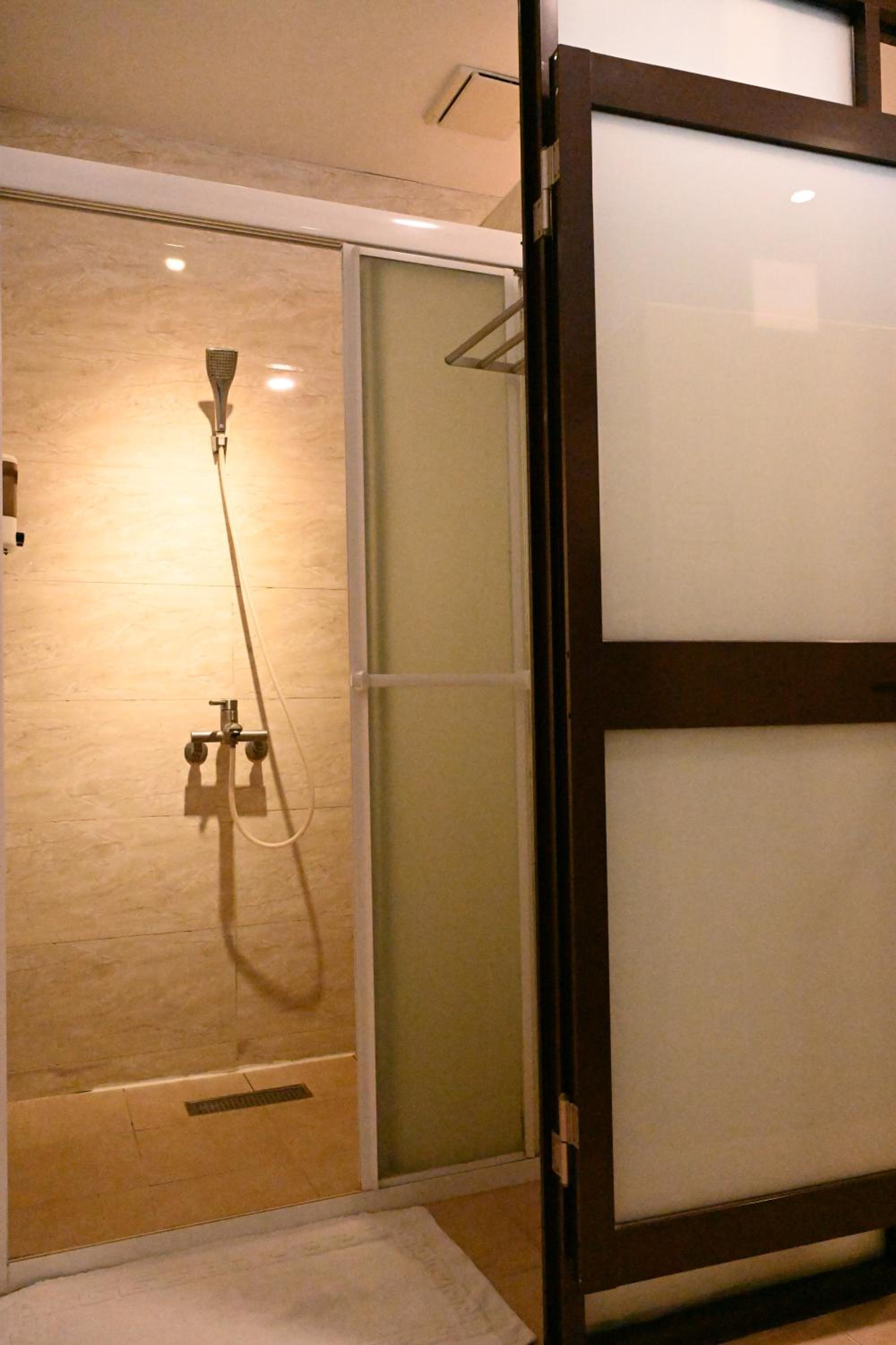 Single Room with Shared Bathroom - No Window photo 2