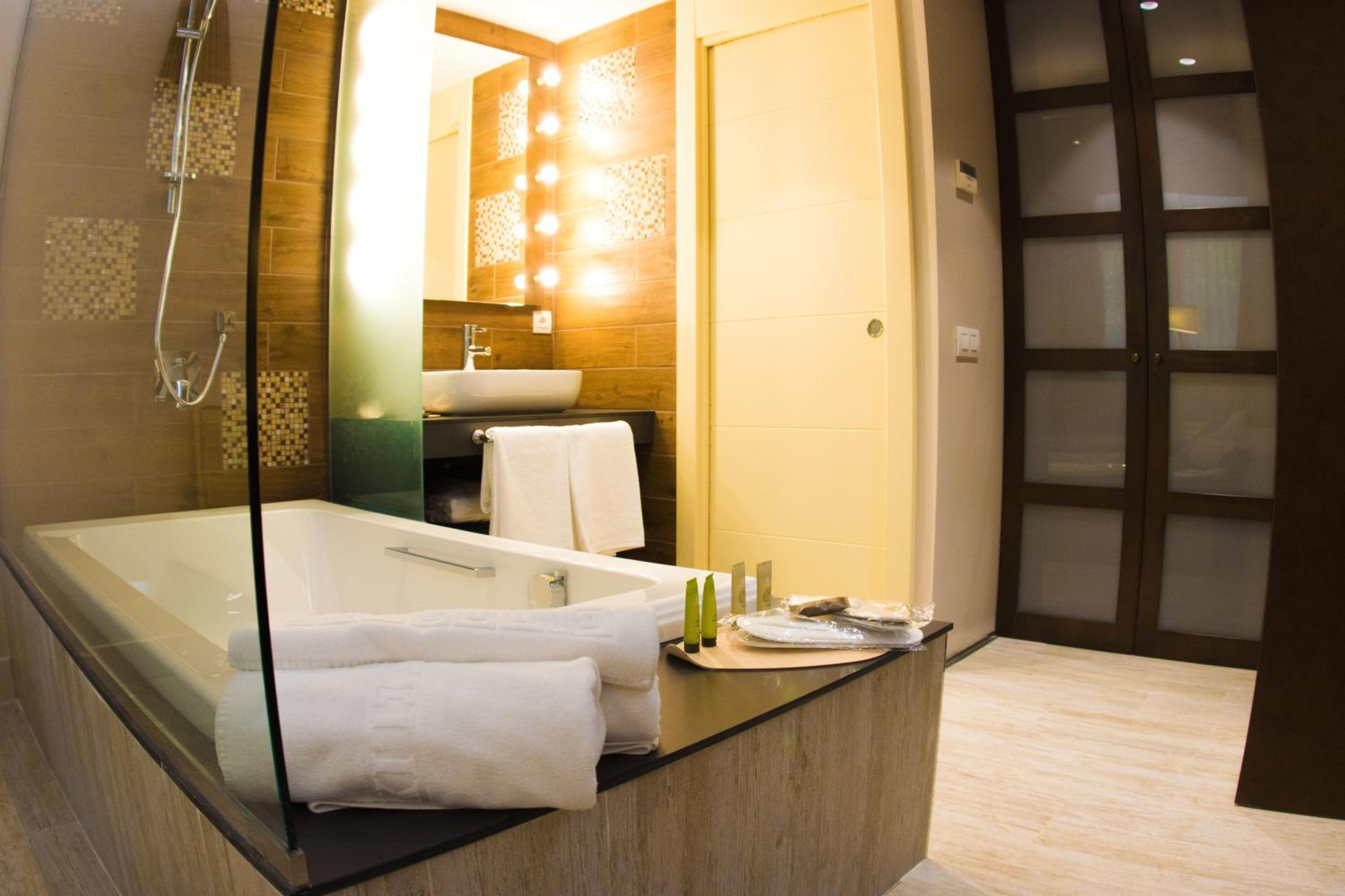 Executive Suite - Photo 7