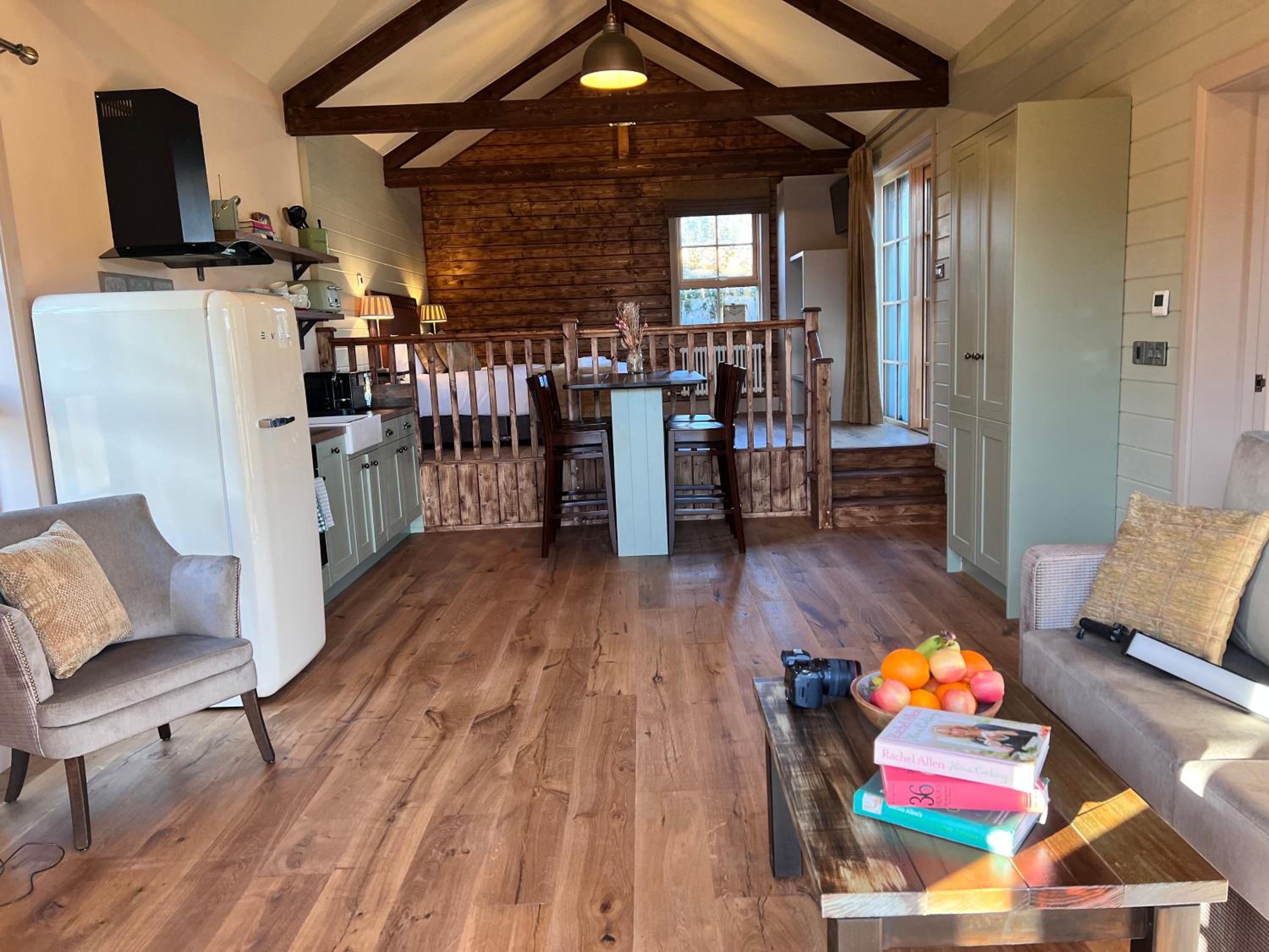 Large Studio Cabin  - Photo 4
