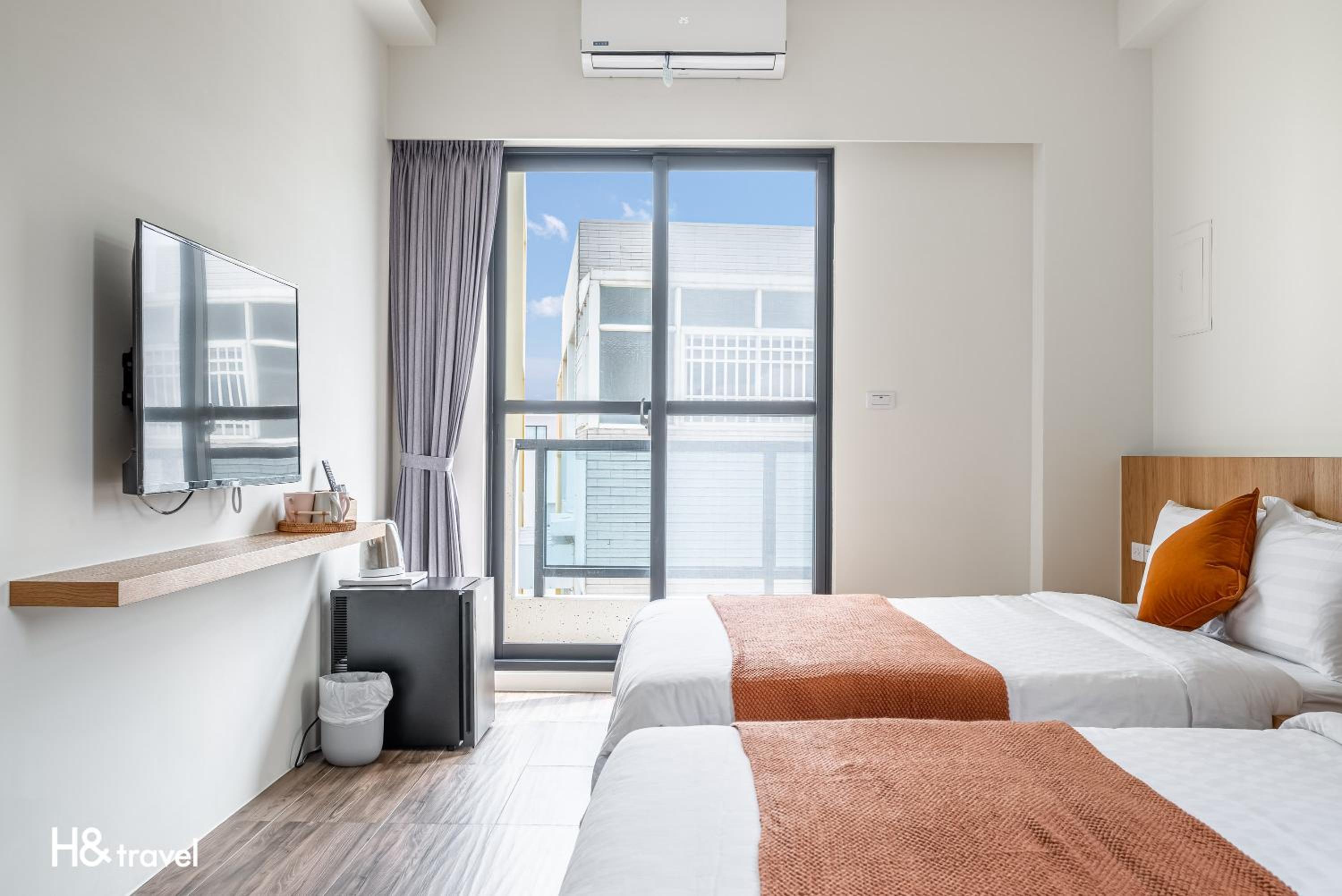 Quadruple Room with Balcony - Photo 5