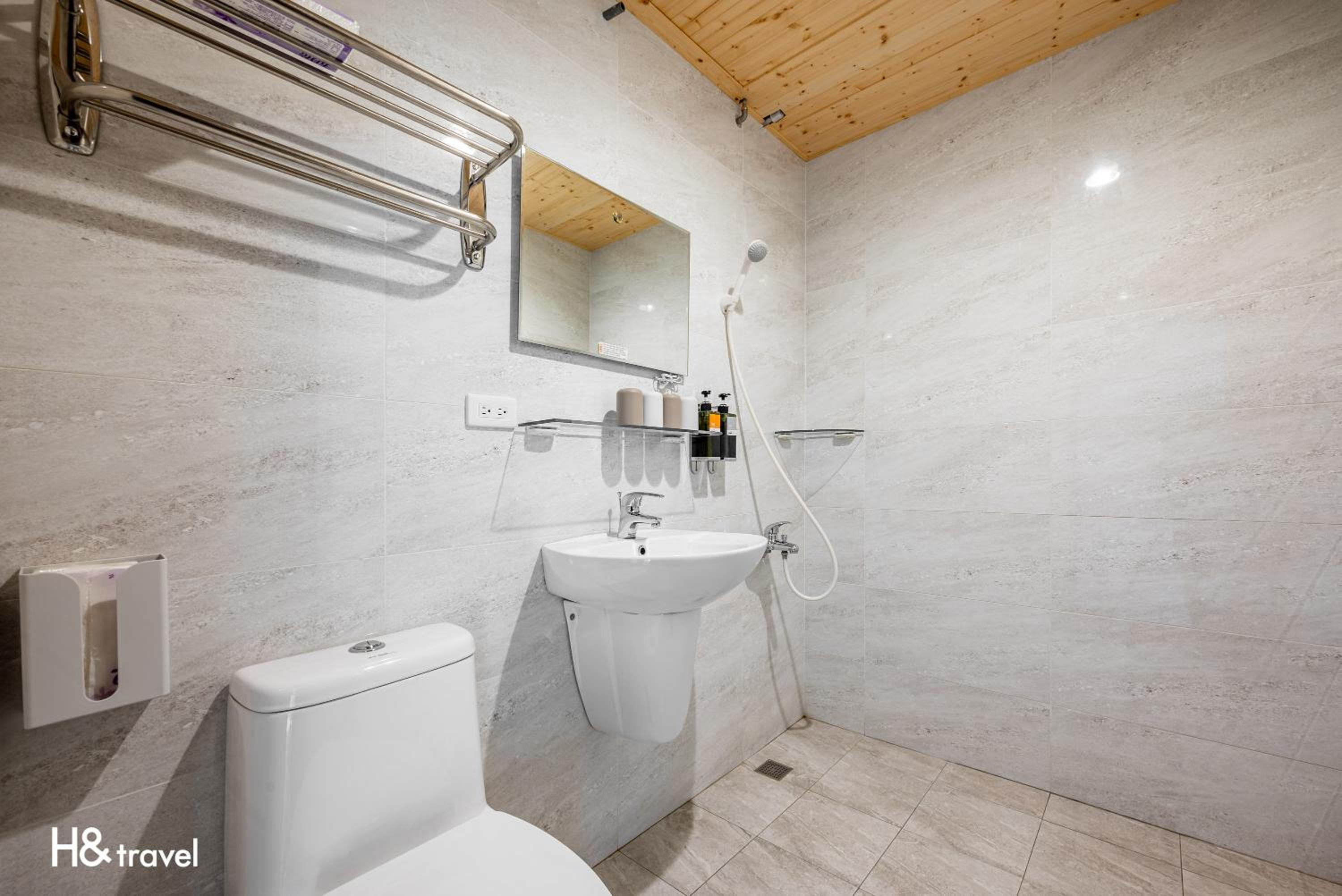 Quadruple Room with Balcony - Photo 8