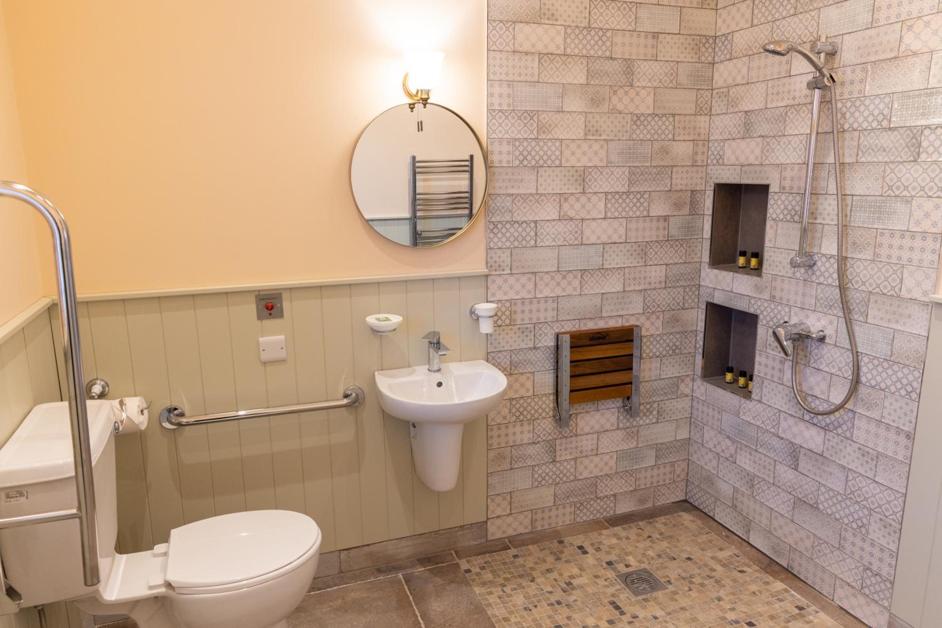 Large Accessible Studio Cabin  - Photo 3