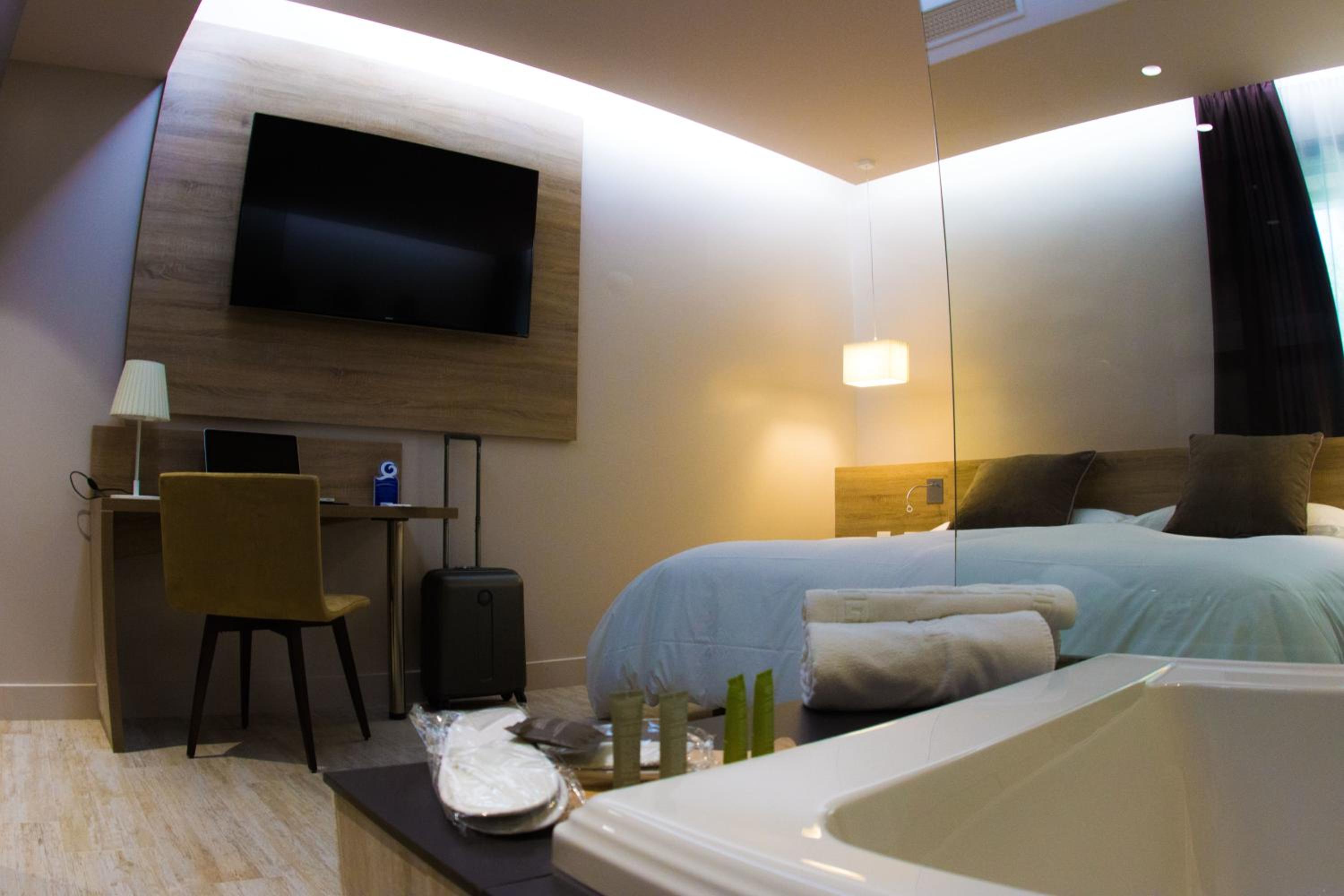 Executive Suite - Photo 4