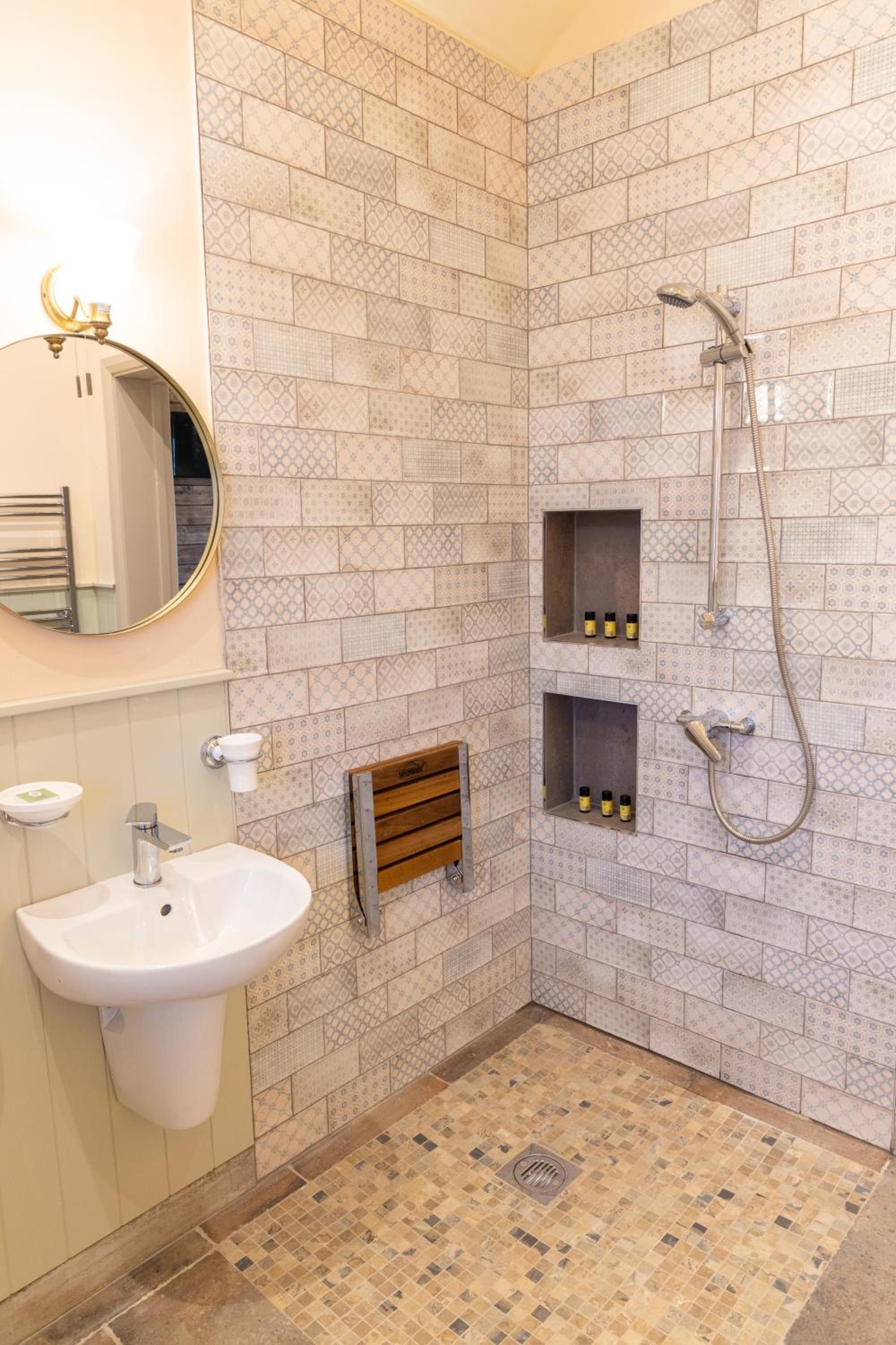 Large Accessible Studio Cabin  - Photo 4