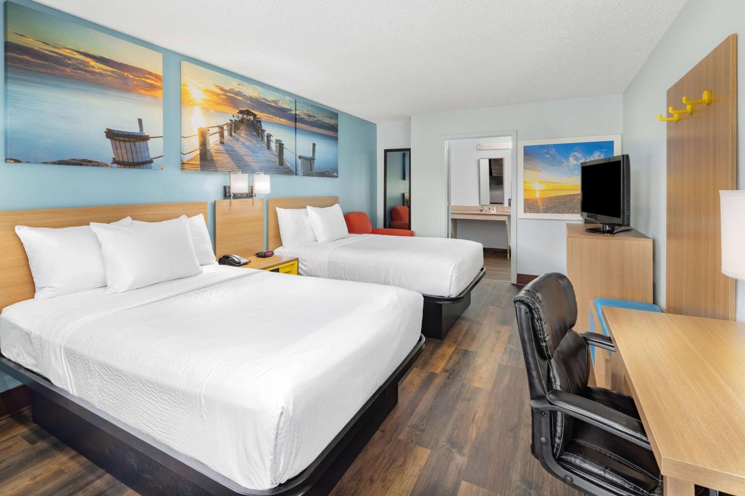 Double Room with Two Double Beds - Non-Smoking - Photo 2