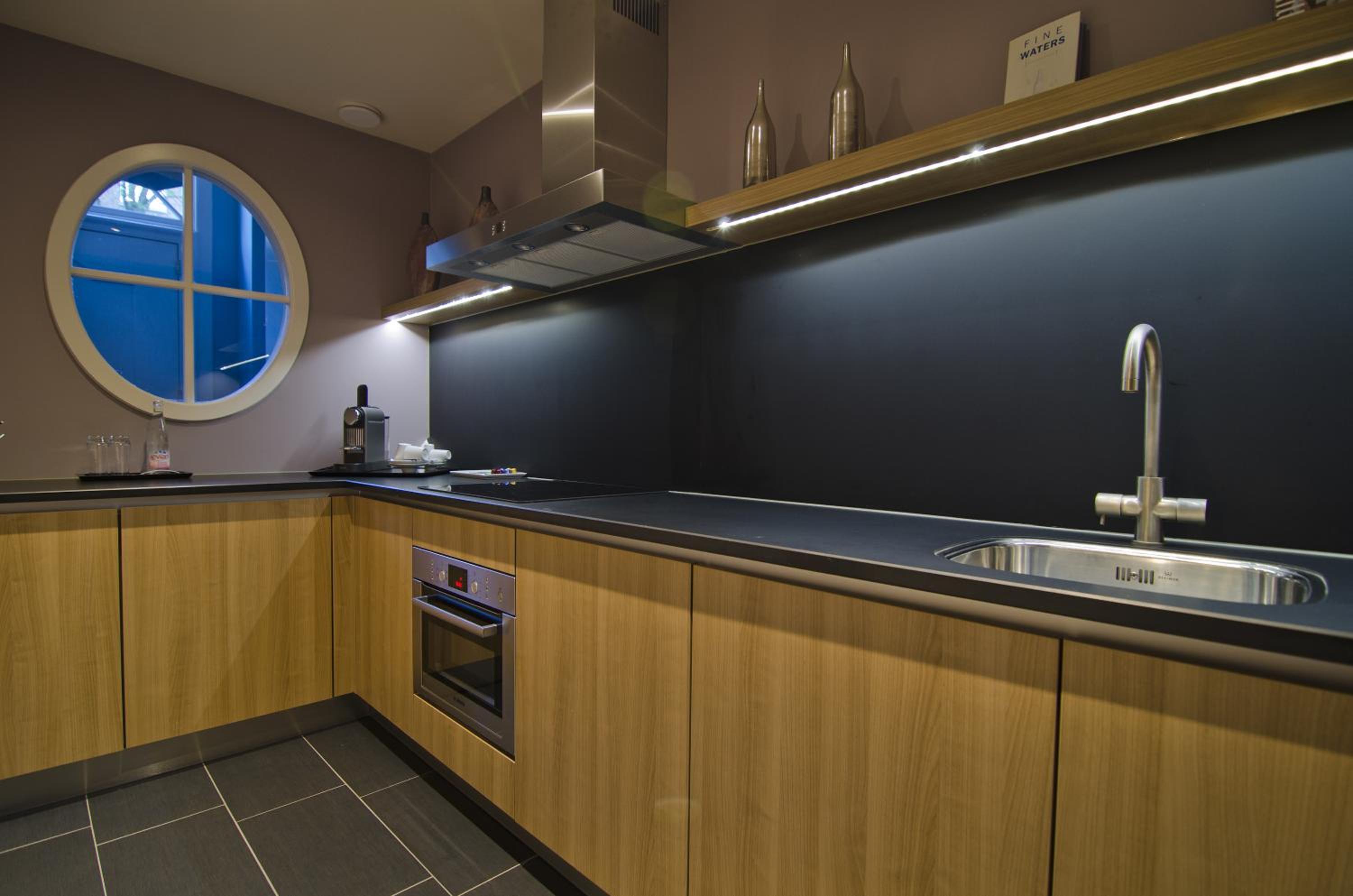 Canal House With King Bed And Kitchenette photo 3