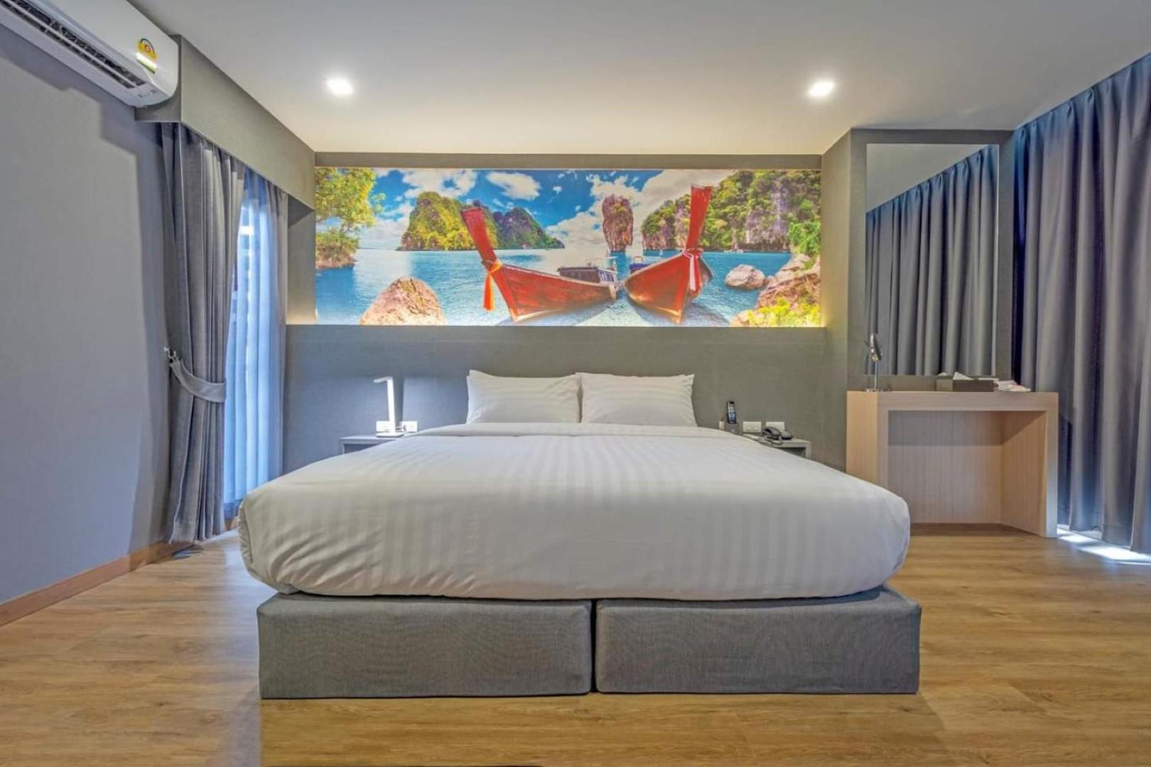 Deluxe Double Room with City View photo 2