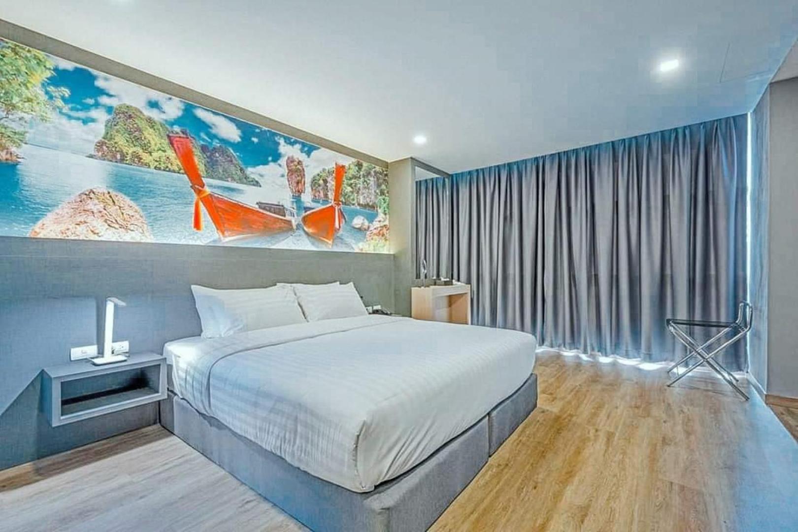 Deluxe Double Room with City View photo 2