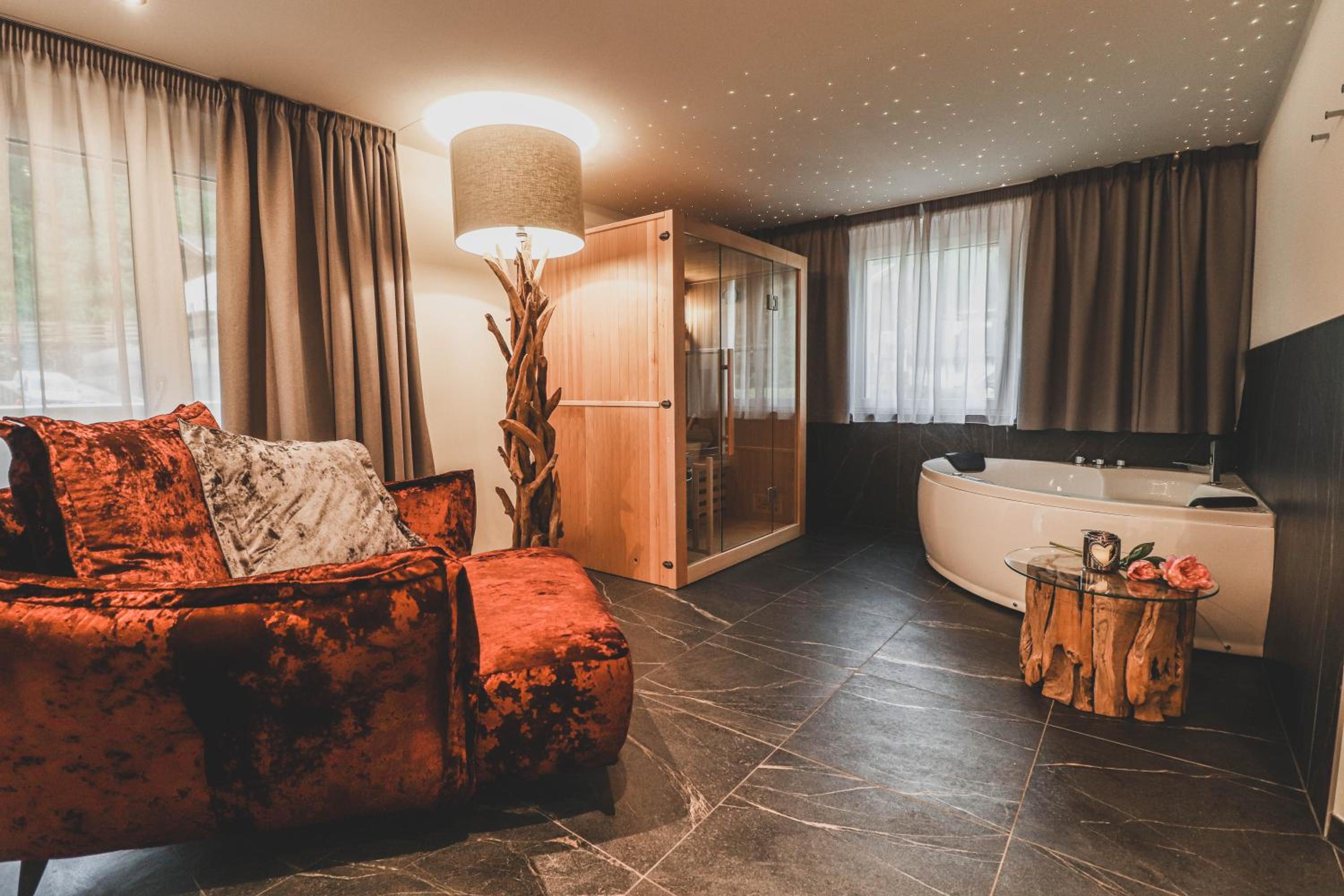 Deluxe Suite with Spa Bath - Photo 4
