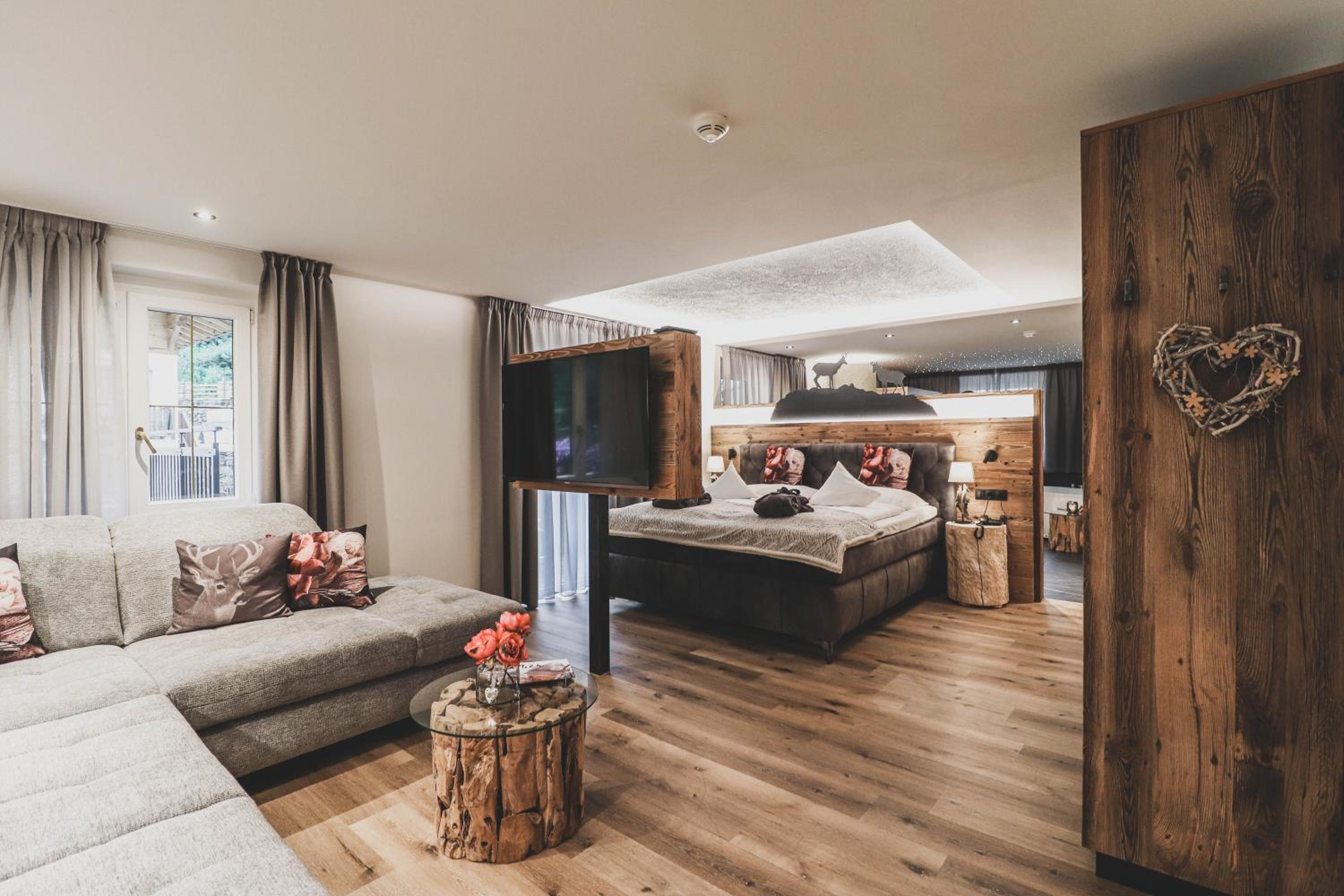 Deluxe Suite with Spa Bath - Photo 3