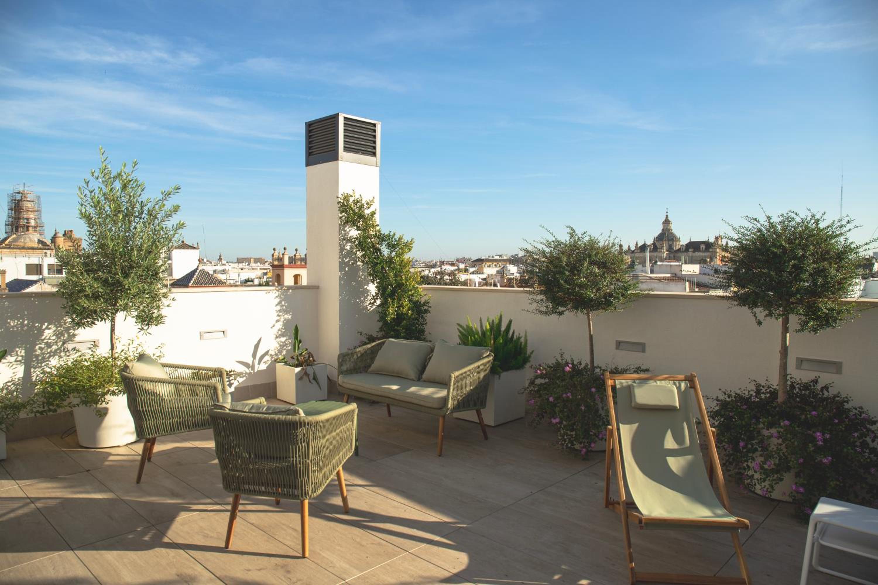 Apartment with Balcony - Photo 3