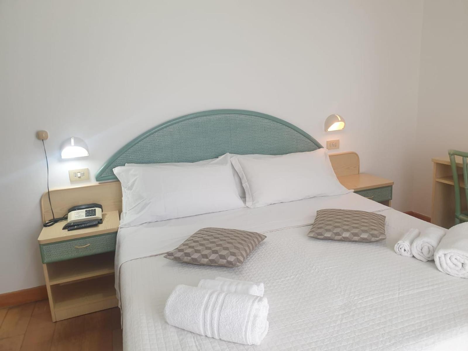 Double or Twin Room - Photo 4