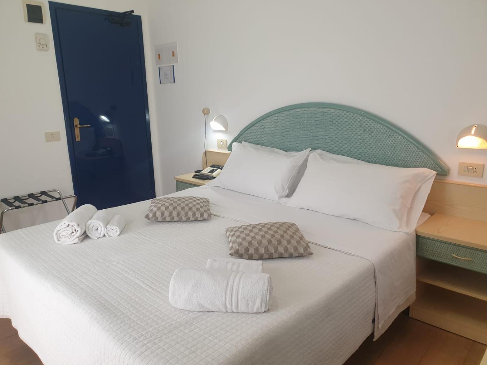 Double or Twin Room - Photo 5