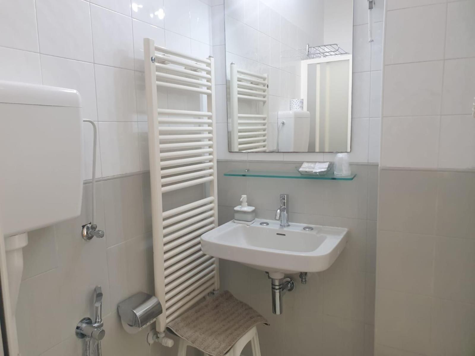 Double or Twin Room - Photo 6