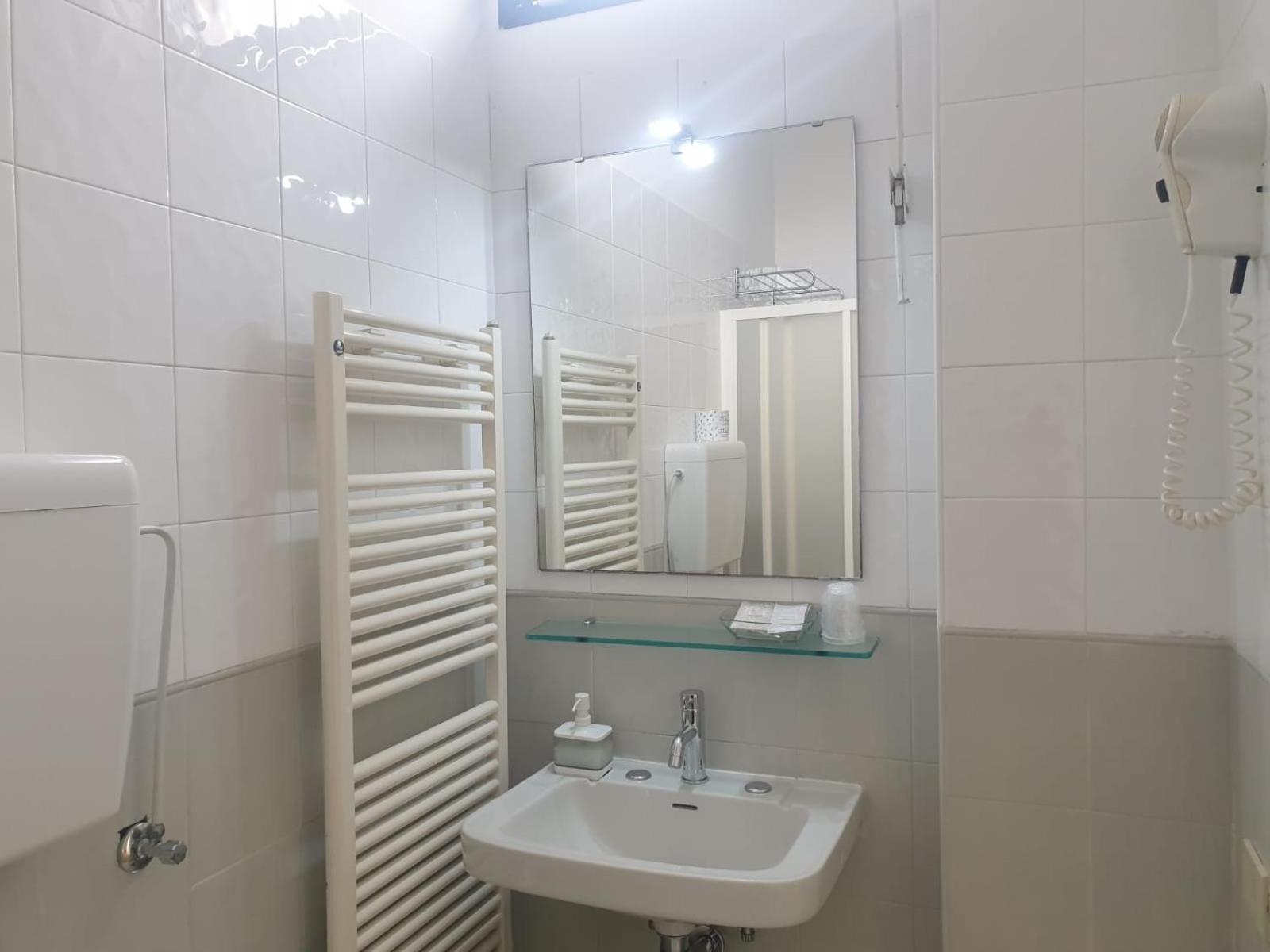 Double or Twin Room - Photo 7