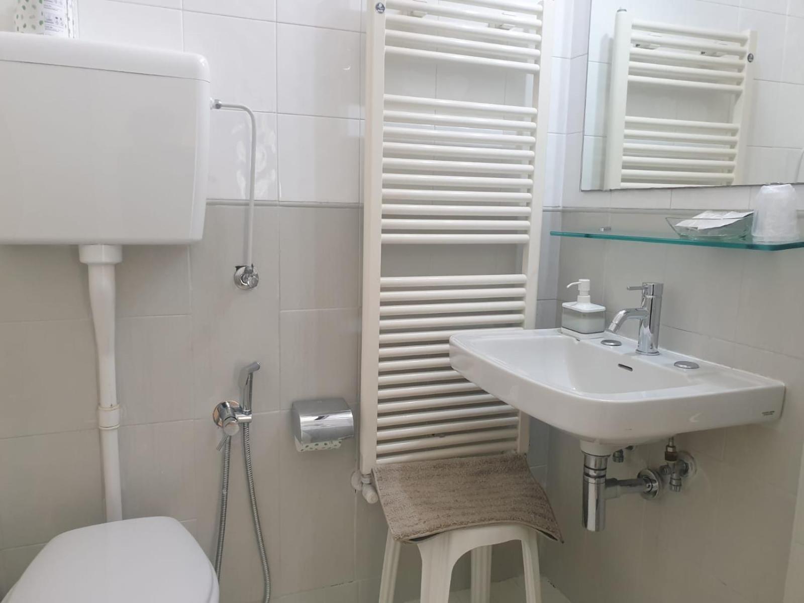 Double or Twin Room - Photo 8