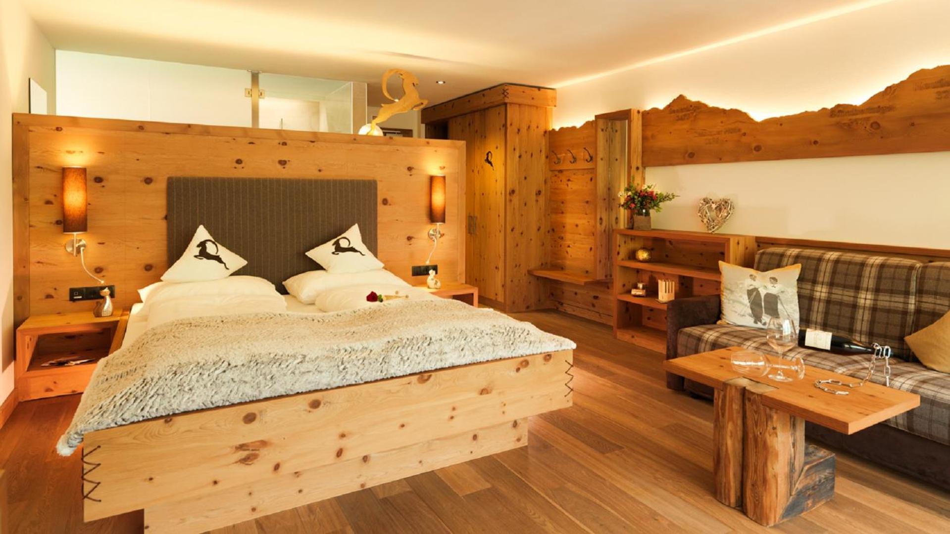 Deluxe Double Room with Balcony - Photo 2
