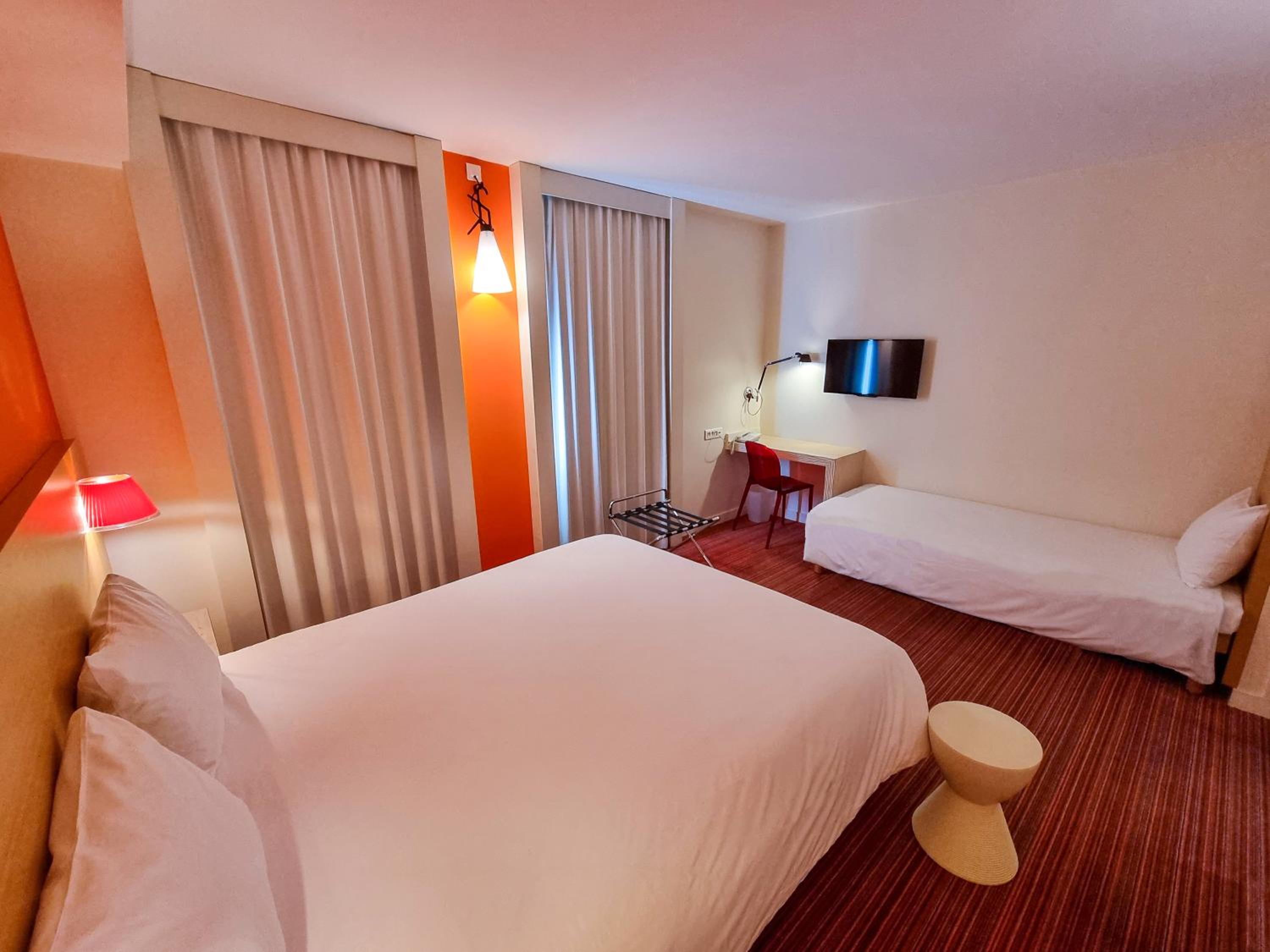 Standard Family Suite with One Double Bed and Twin Beds - Photo 2