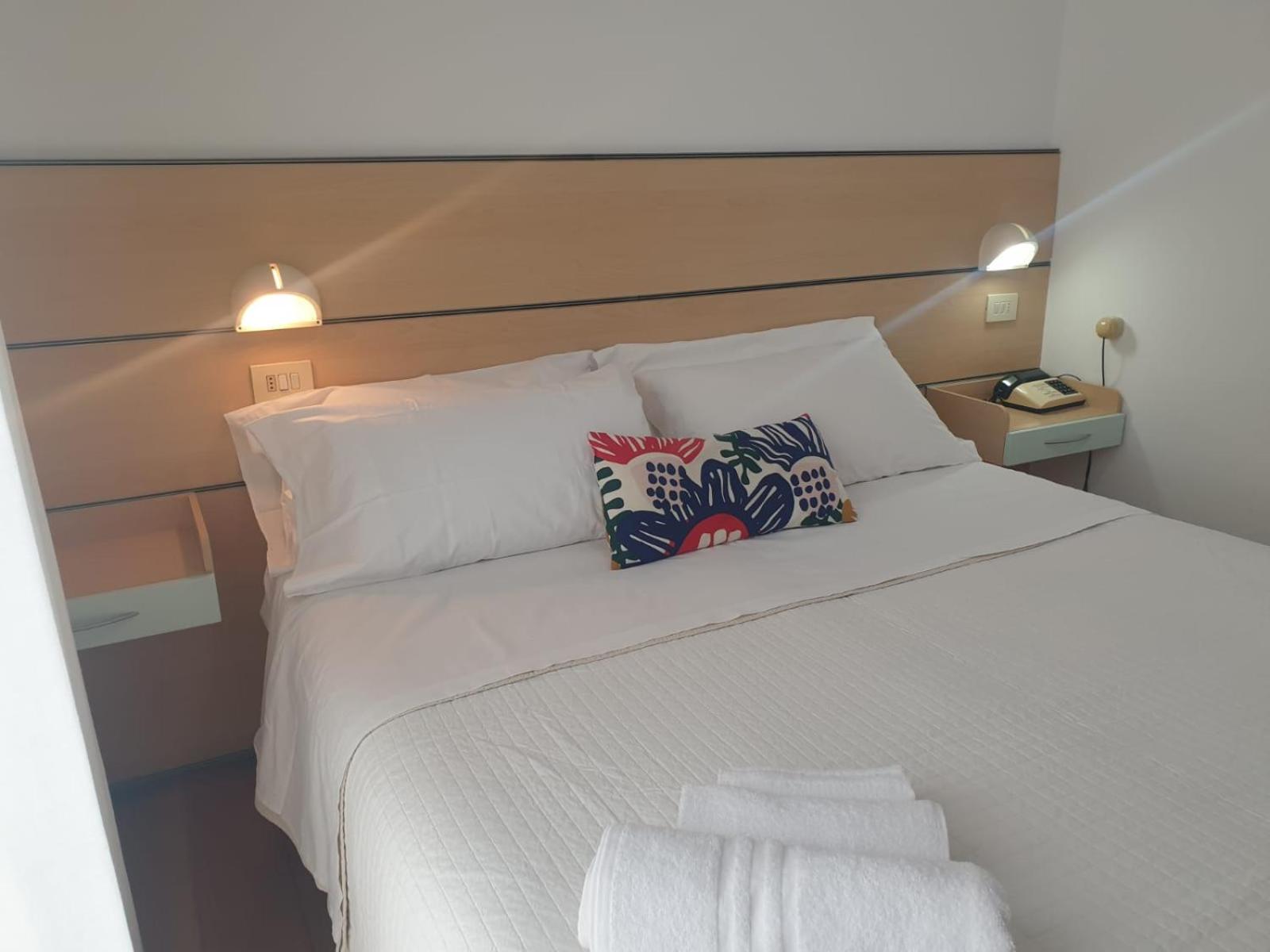 Double or Twin Room with Balcony - Photo 6
